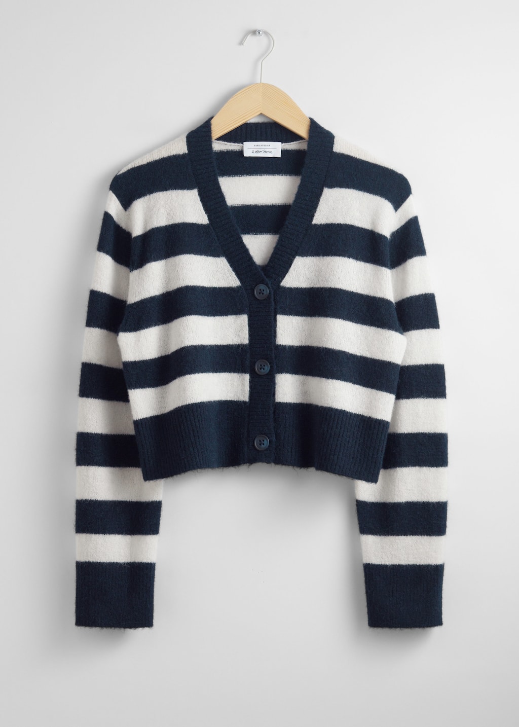 Croppad stickad cardigan – Marinblå/vit/randig – stilleben