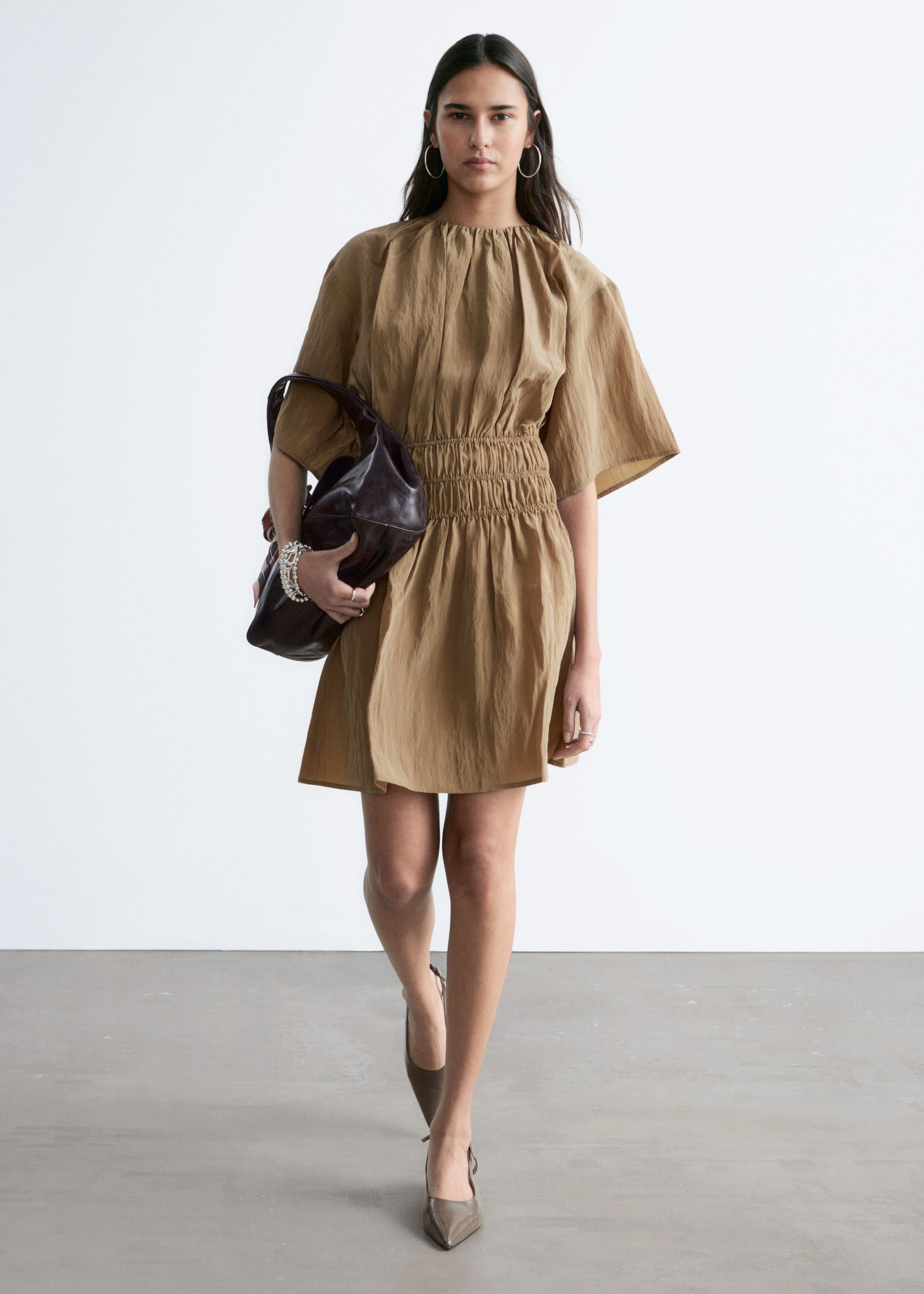 Image of Robe courte froncée à manches courtes