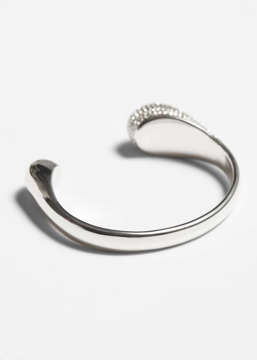 Brazalete con cristales incrustados - {{variantName}} - Detalle descriptivo