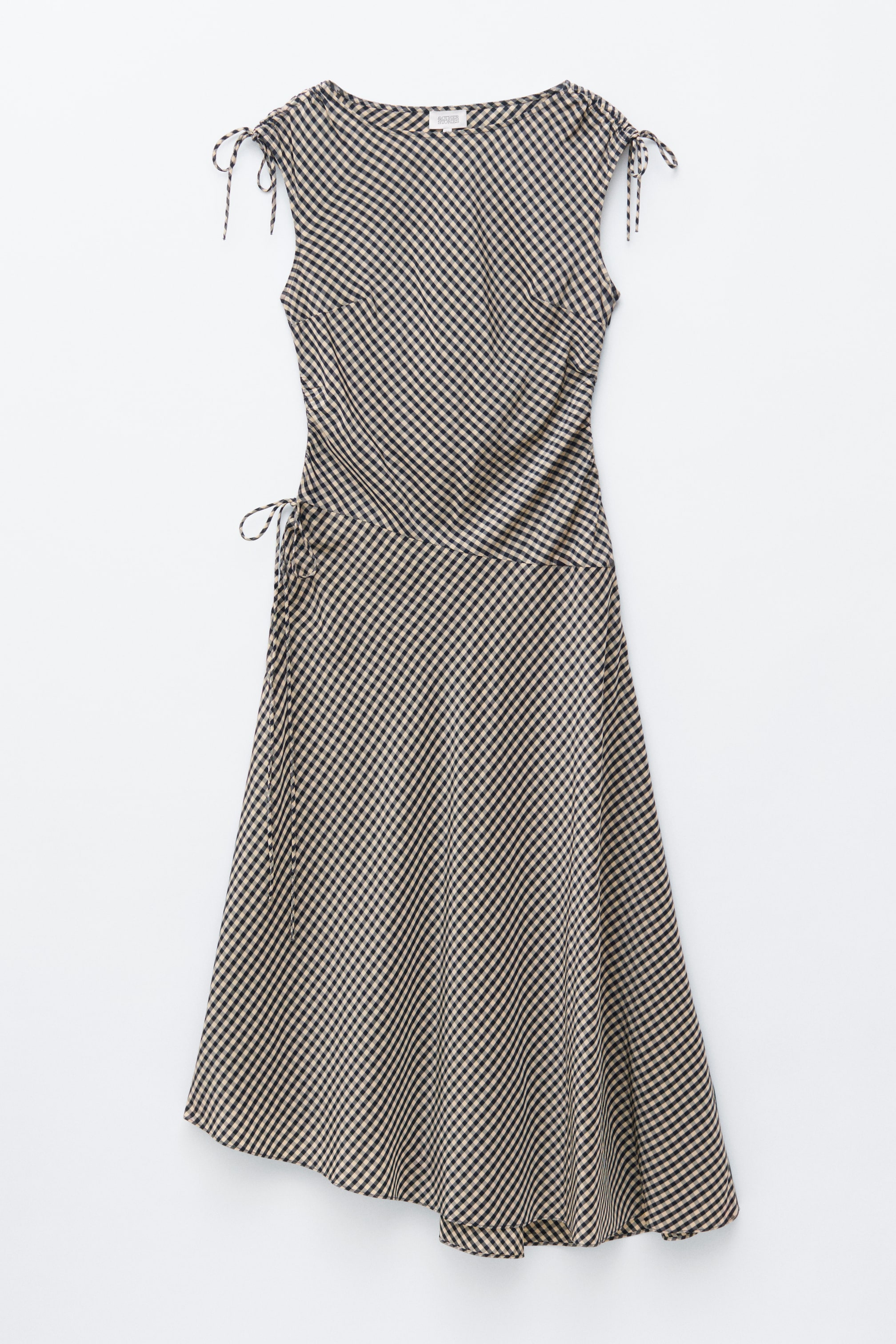 Agrandir l'image: Robe midi sans manches, vue de face, arborant un motif à carreaux vichy noir et beige et un drapé doux. Elle est conçue avec un col rond, des détails noués aux épaules et des pinces poitrine, menant à une taille basse avec un cordon de serrage sur le côté gauche, et une jupe évasée en ligne A avec un ourlet asymétrique.