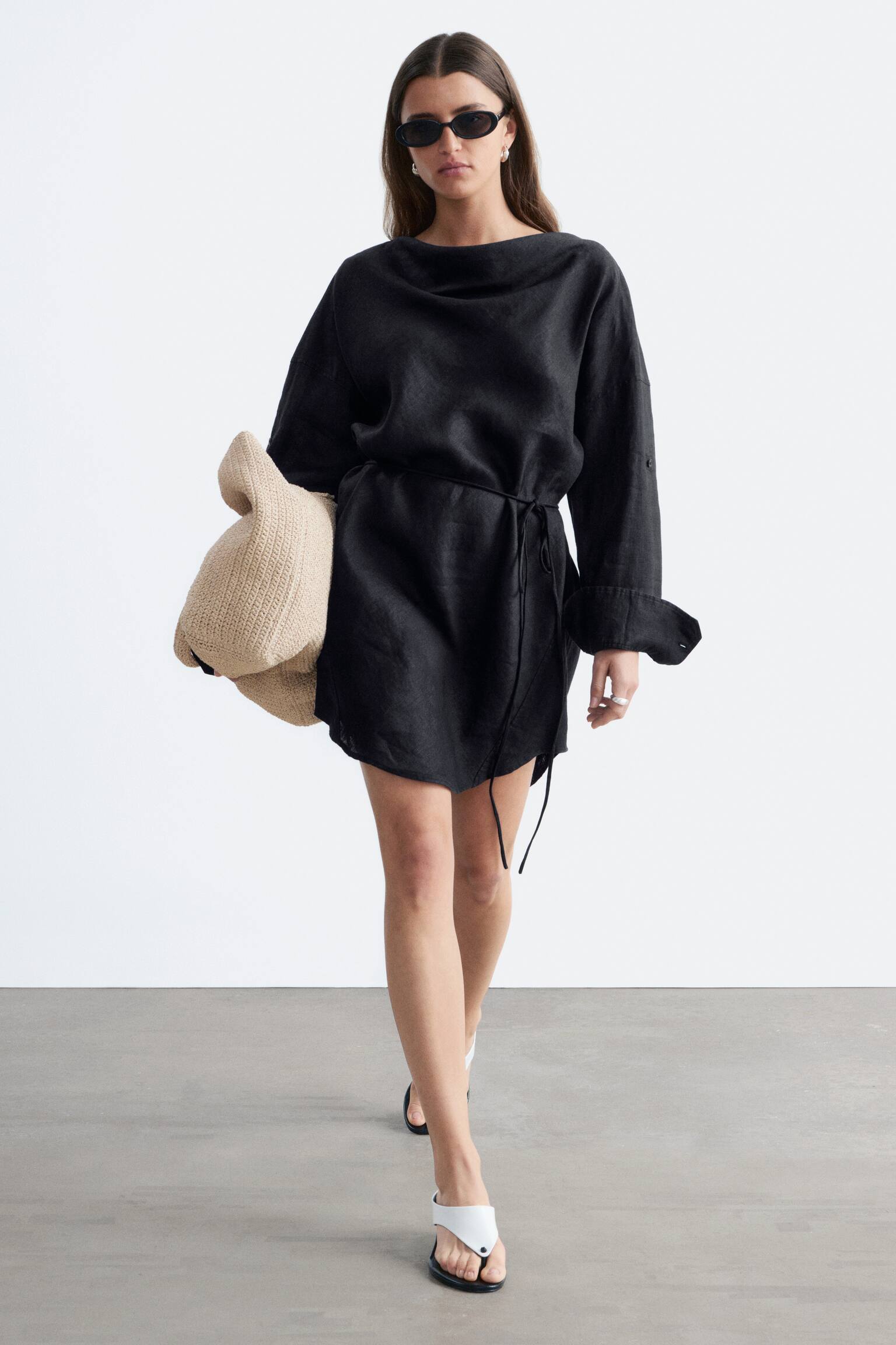Minikleid aus Leinen mit Wasserfallausschnitt - Schwarz - 1