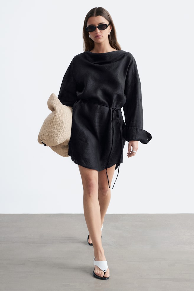 Minikleid aus Leinen mit Wasserfallausschnitt - Schwarz - 1