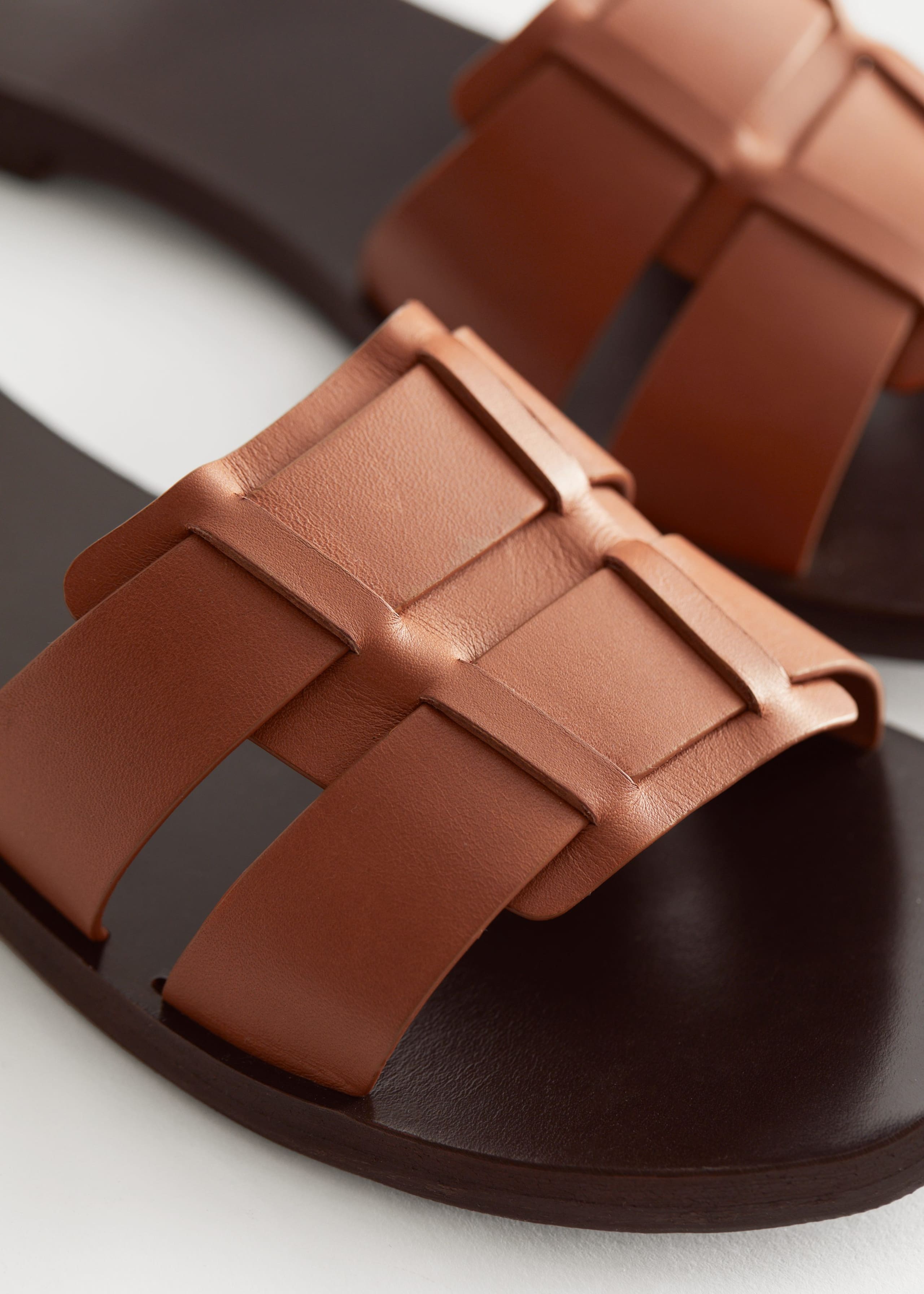 Duo Strap Leather Sandals - {{variantName}} - Detalle descriptivo