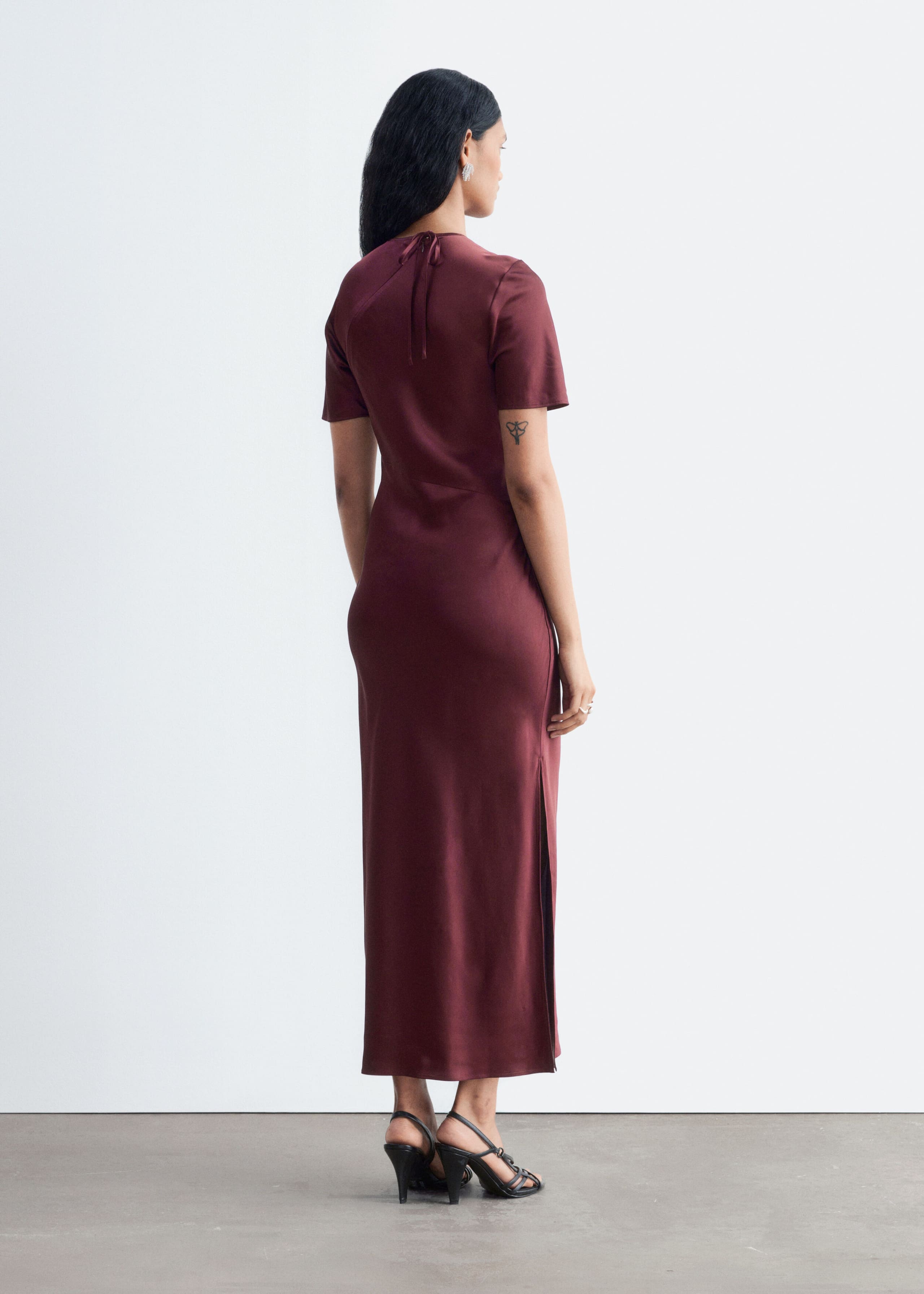 Langes Kleid mit kurzen Ärmeln - Dunkelbraun - Lookbook