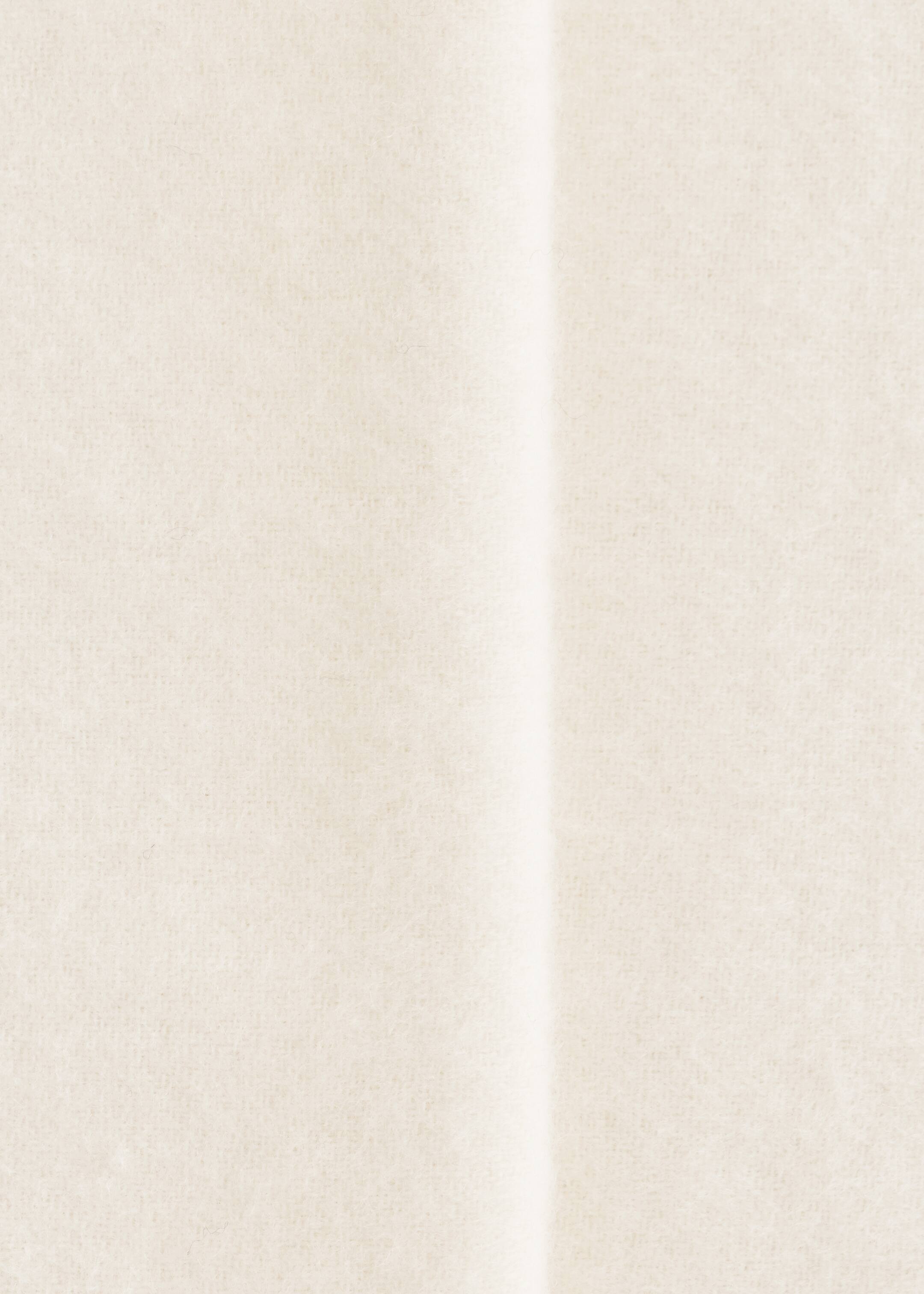 Visa större bild: En del av den stora ullfilt-sjalen visar en ljusbeige färg och en subtilt texturerad yta av ull, med en vertikal veck som löper längs den högra sidan.