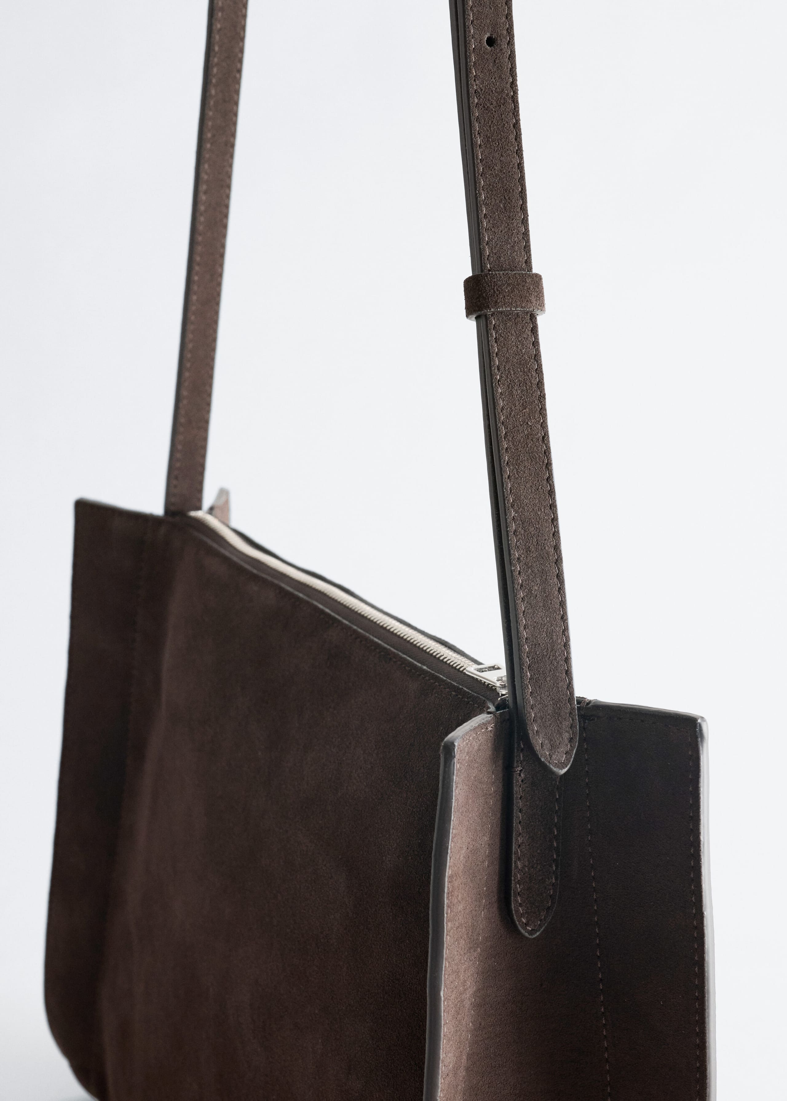 Crossbody Bag - {{variantName}} - Descriptive Detail