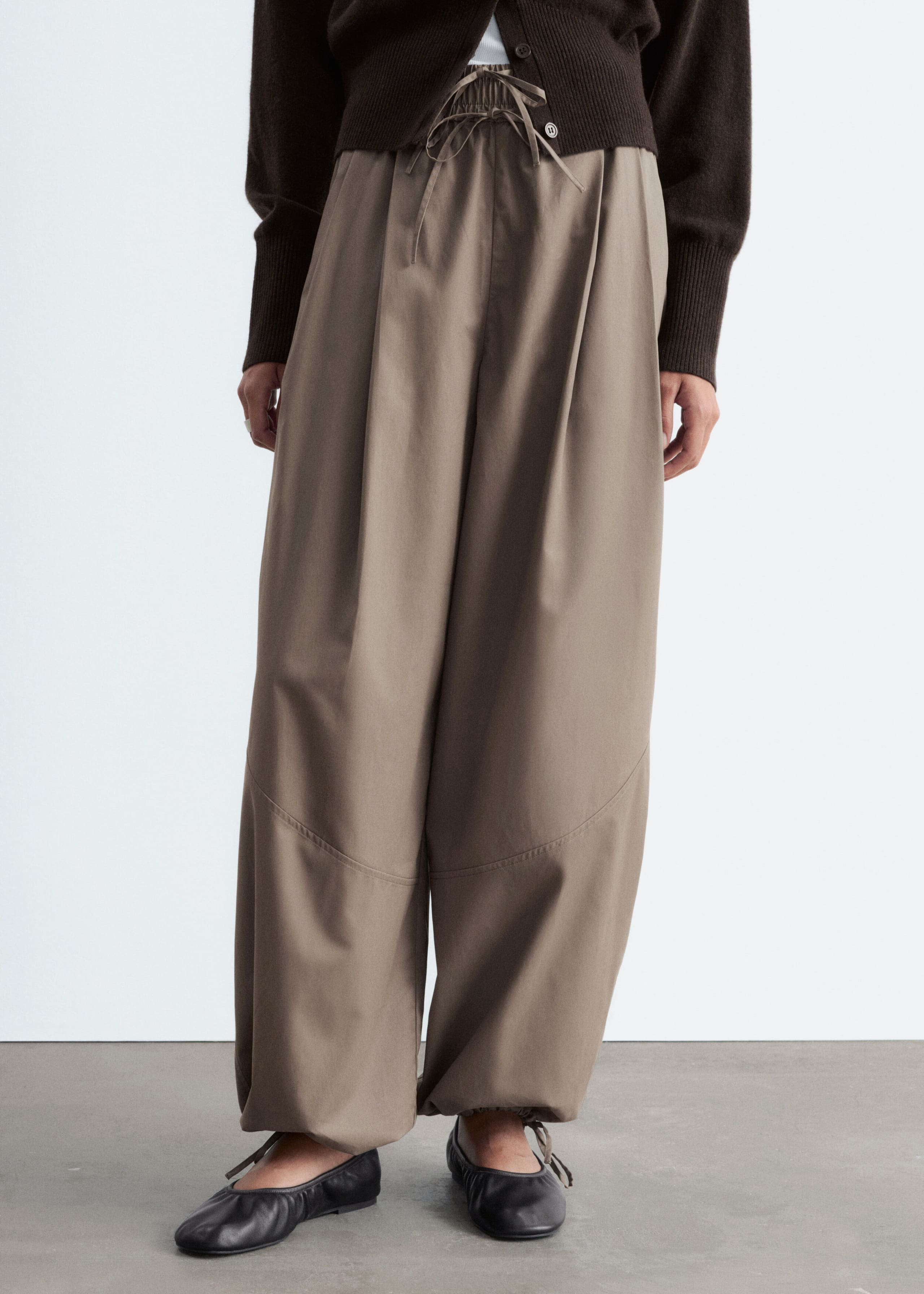 Pantalon boule en coton - Taupe - Lookbook