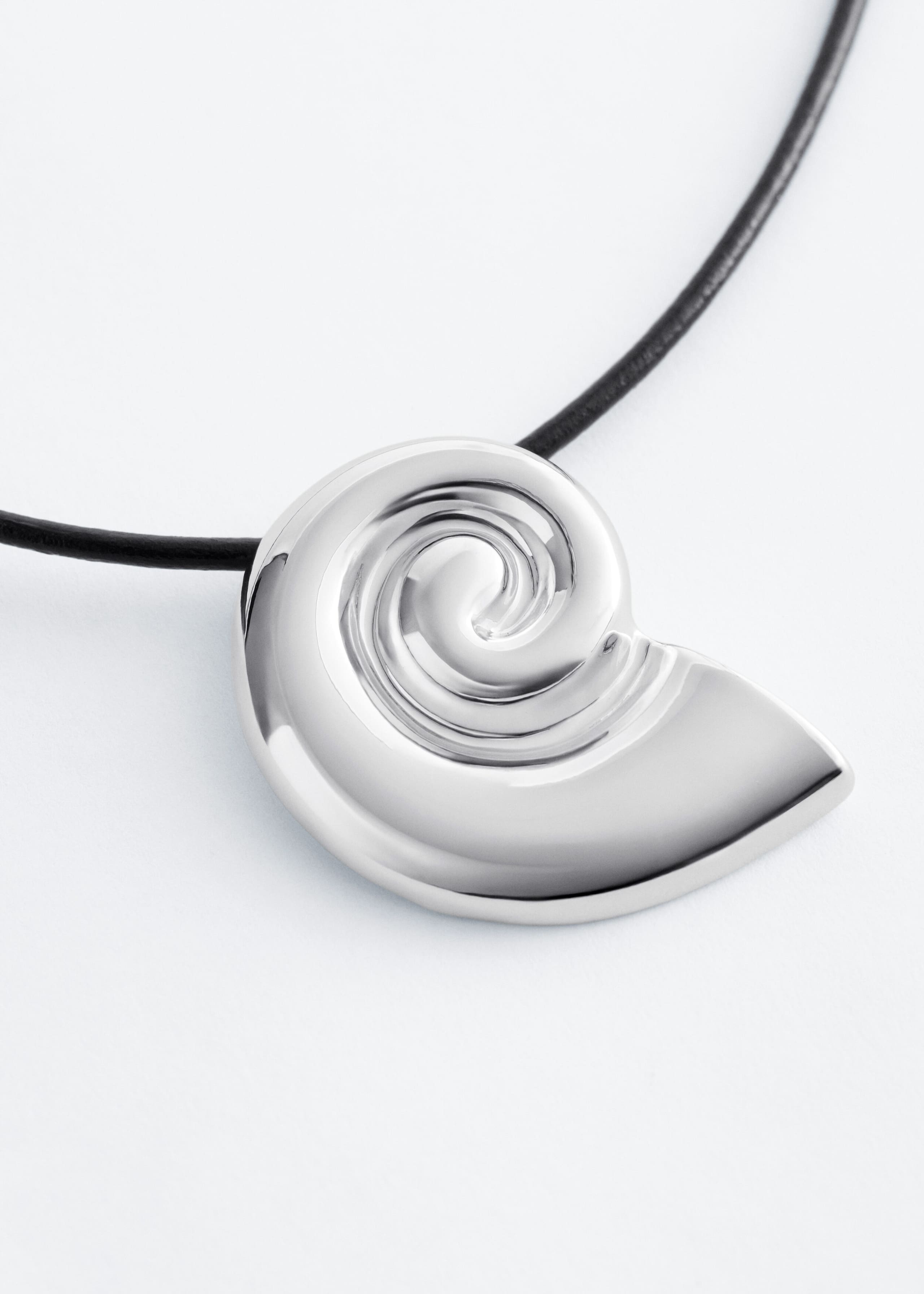 Shell Pendant Cord Necklace - {{variantName}} - Descriptive Detail