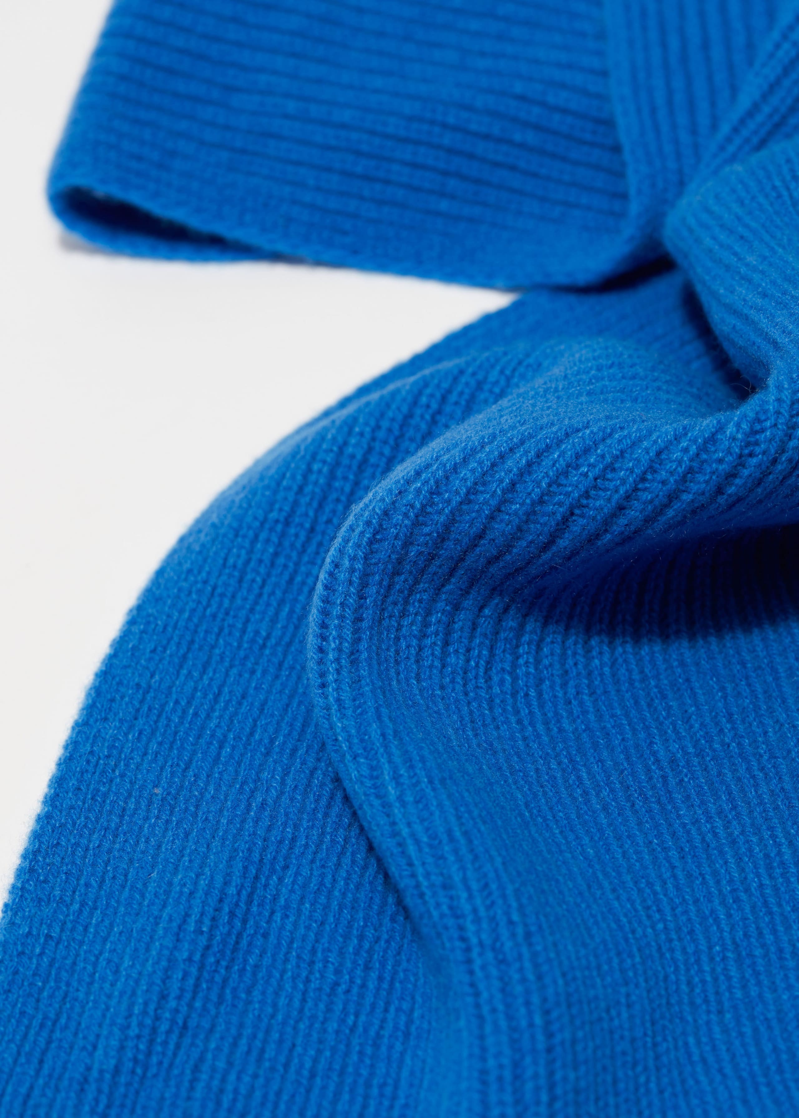 Cashmere Knit Scarf - {{variantName}} - Descriptive Detail