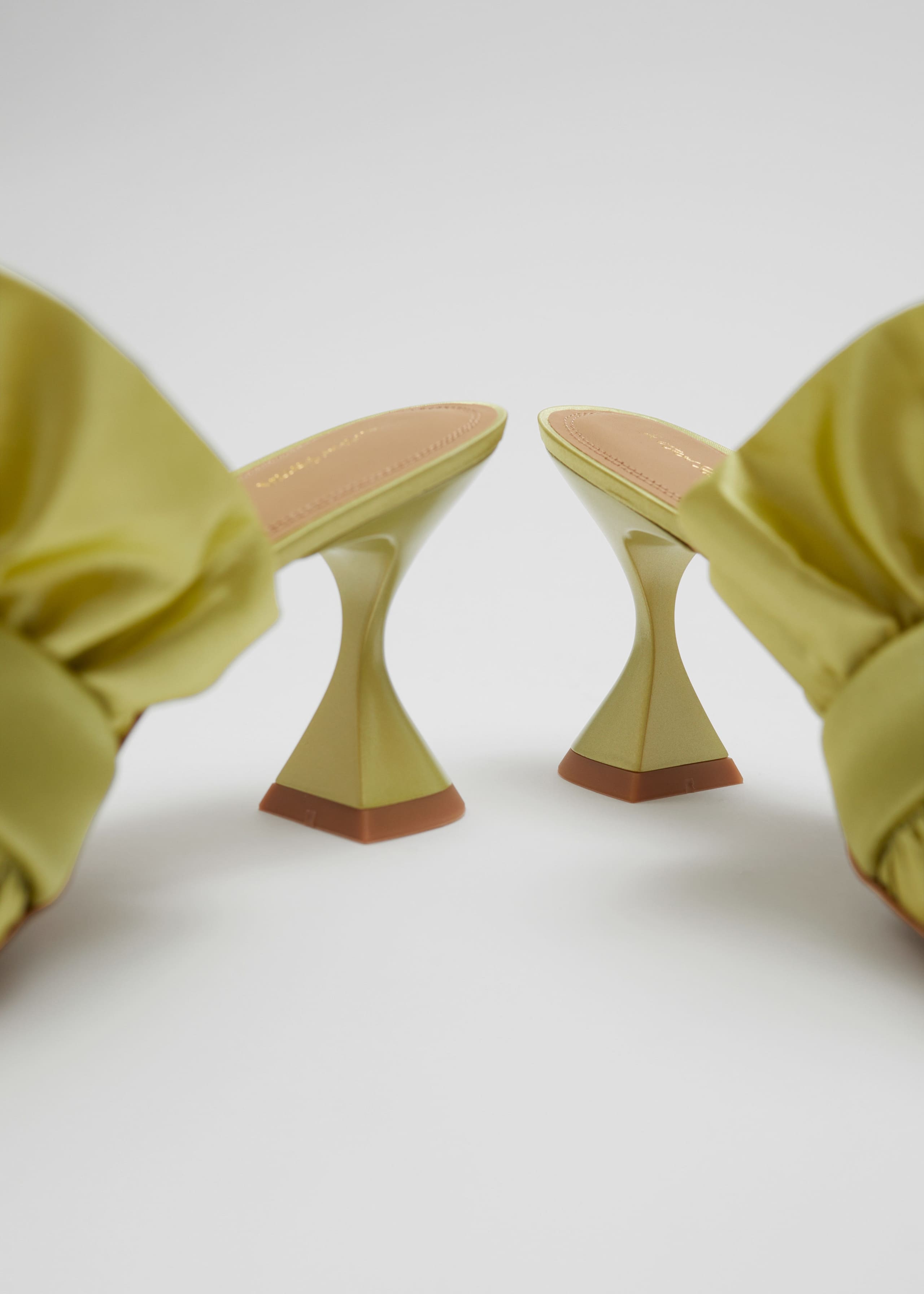 Pantoletten aus Satin - {{variantName}} - Beschreibendes Detail