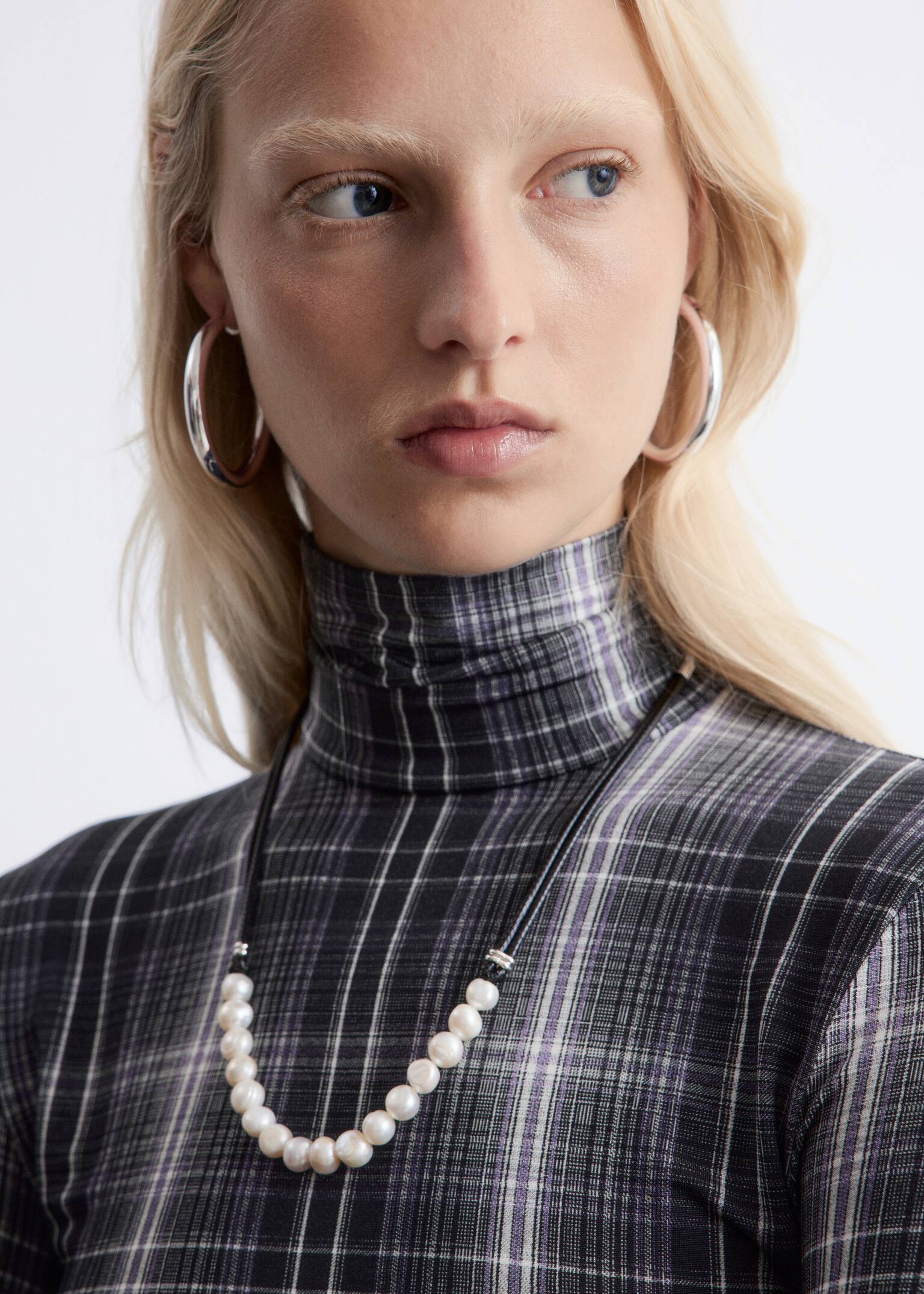 Náhrdelník z povrázku so sladkovodnými perlami - Krémové/čierne - 1