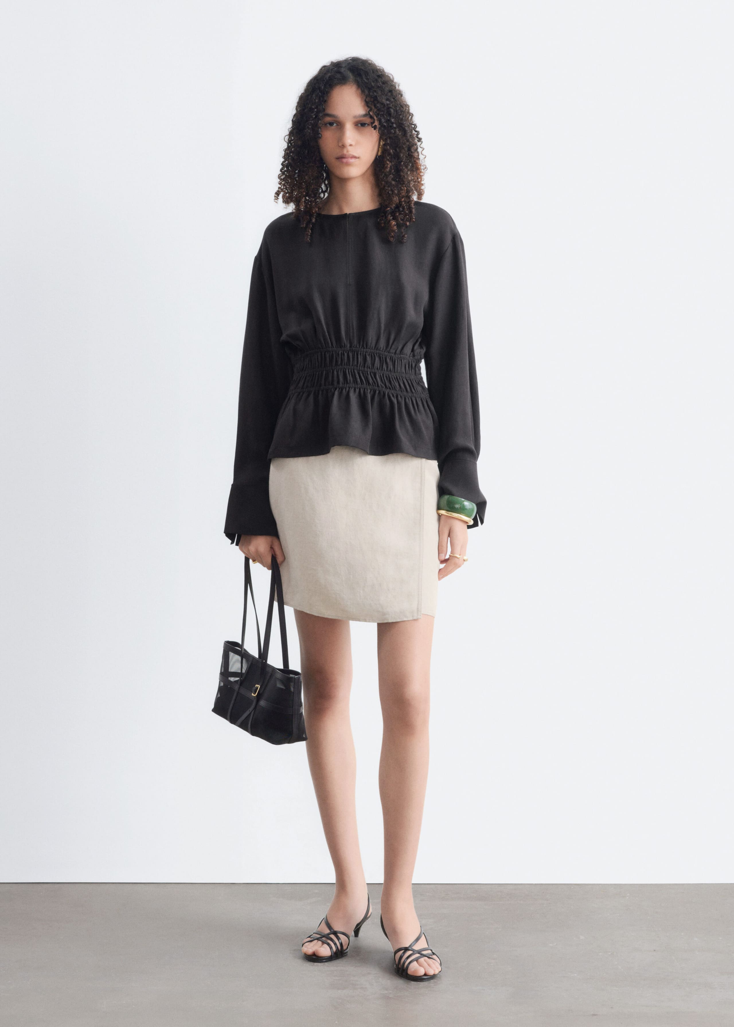 Lniana bluzka z marszczeniem w talii – Czarny – Lookbook
