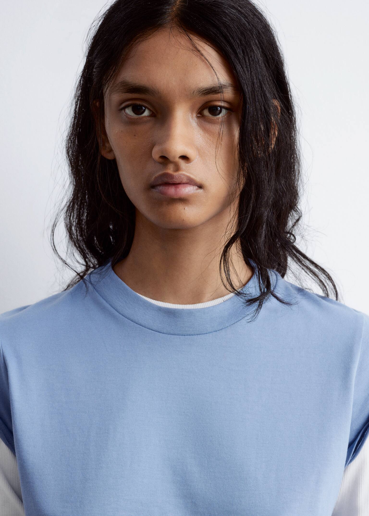 חולצת טי-שירט עם צווארון עגול - כחול אפרפר - 6