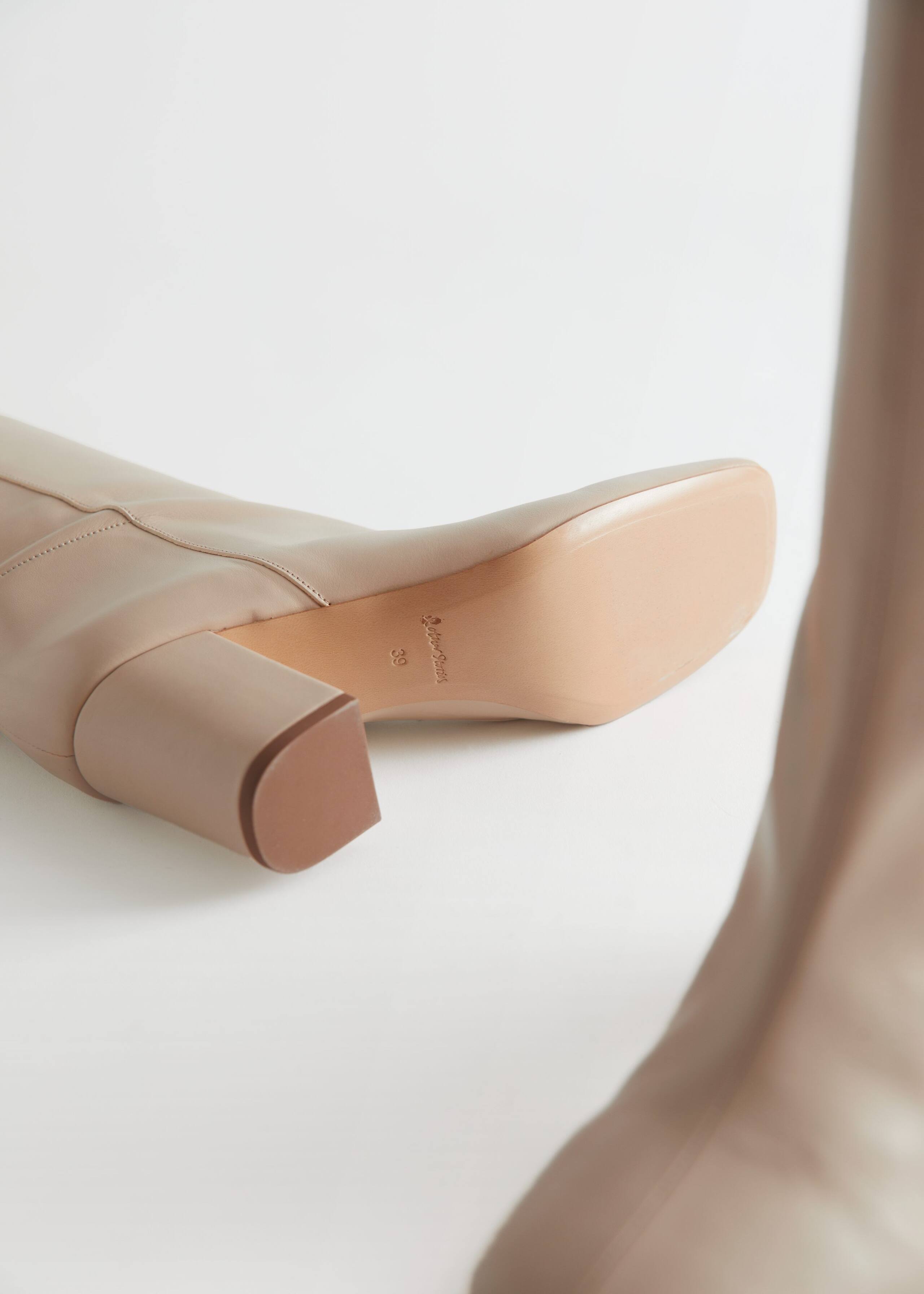 Squared Knee High Leather Boots - {{variantName}} - Detalle descriptivo