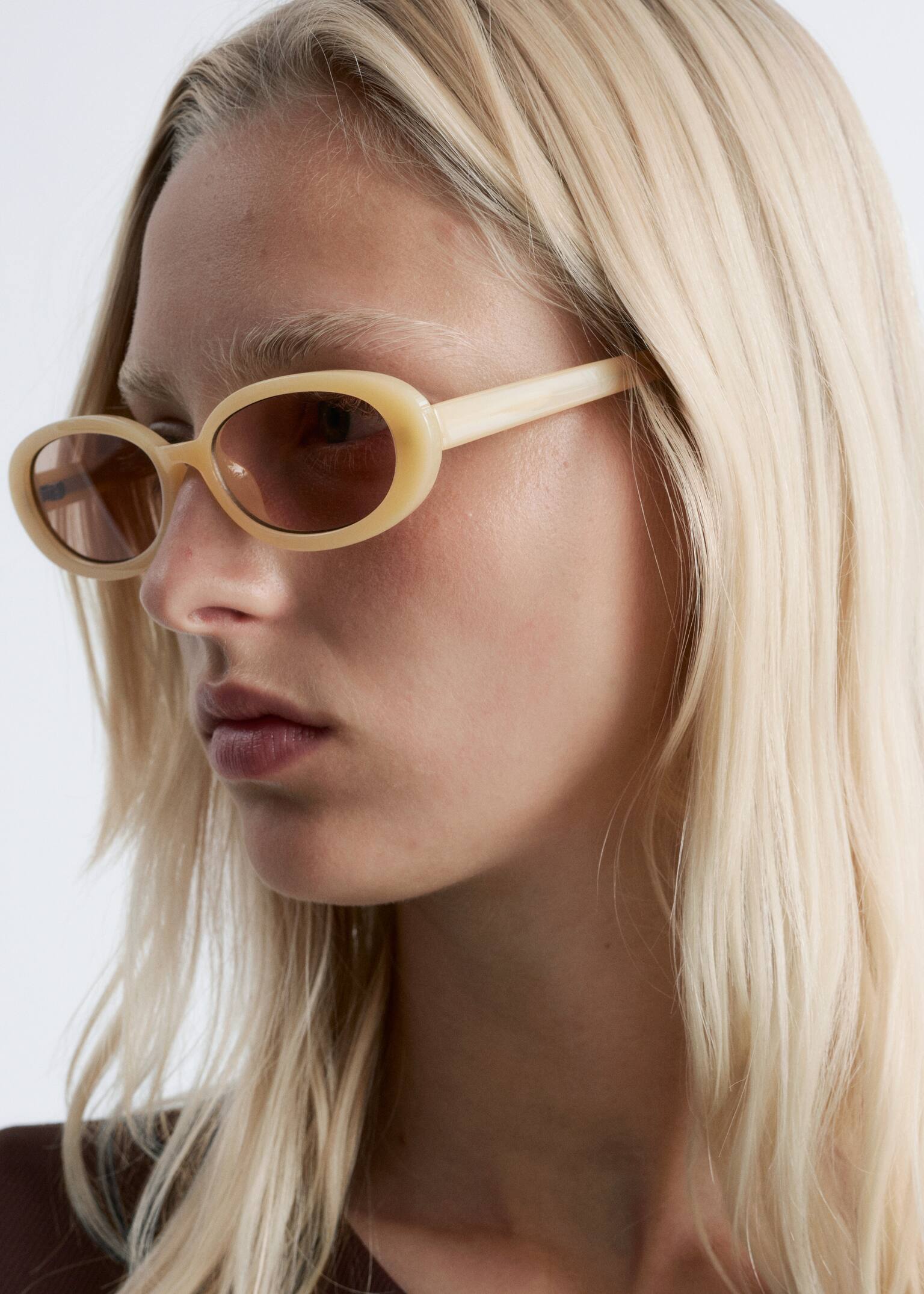Ovale Sonnenbrille mit schmalem Rahmen - Gelb/Braun