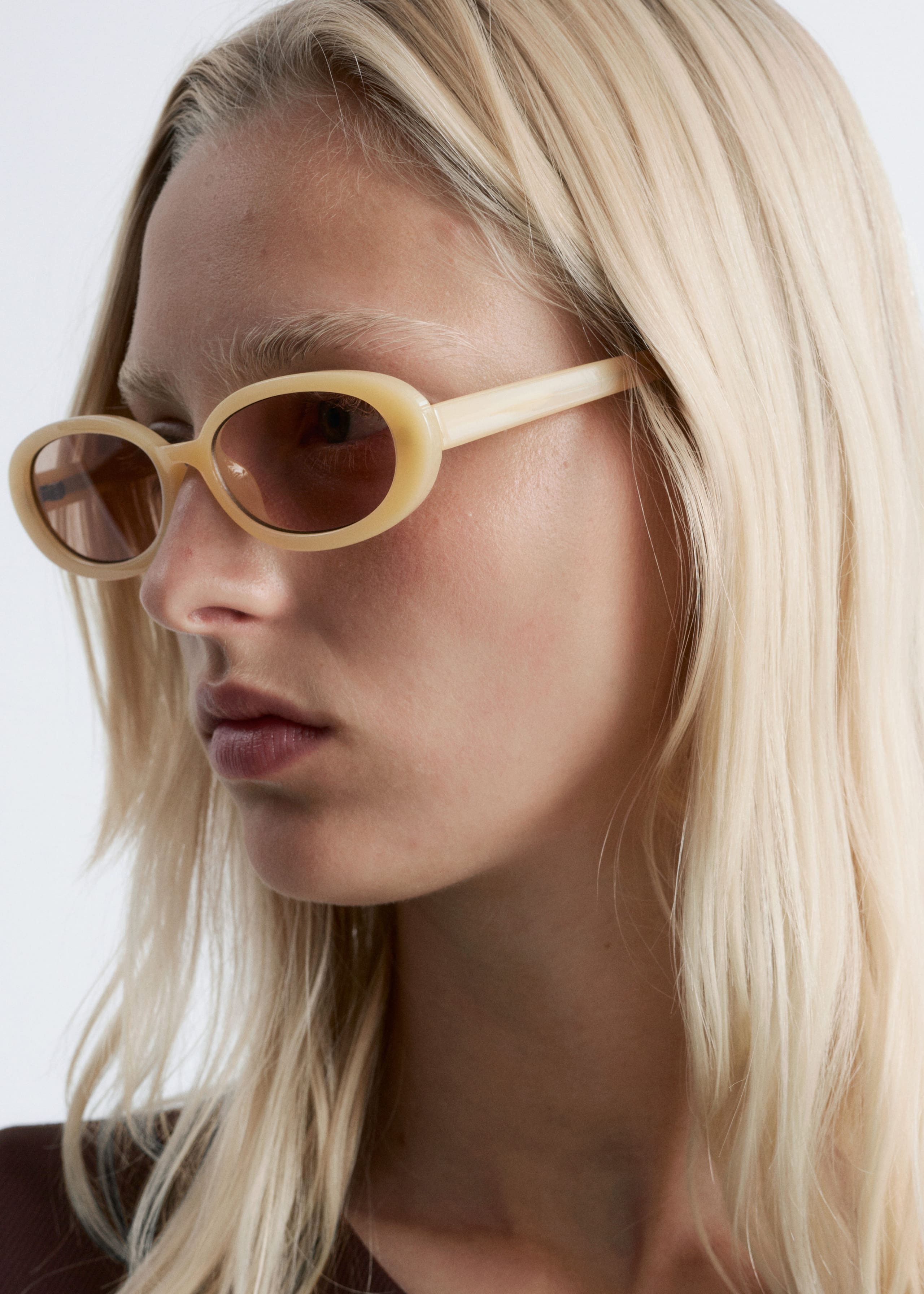 Image of Ovale Sonnenbrille mit schmalem Rahmen