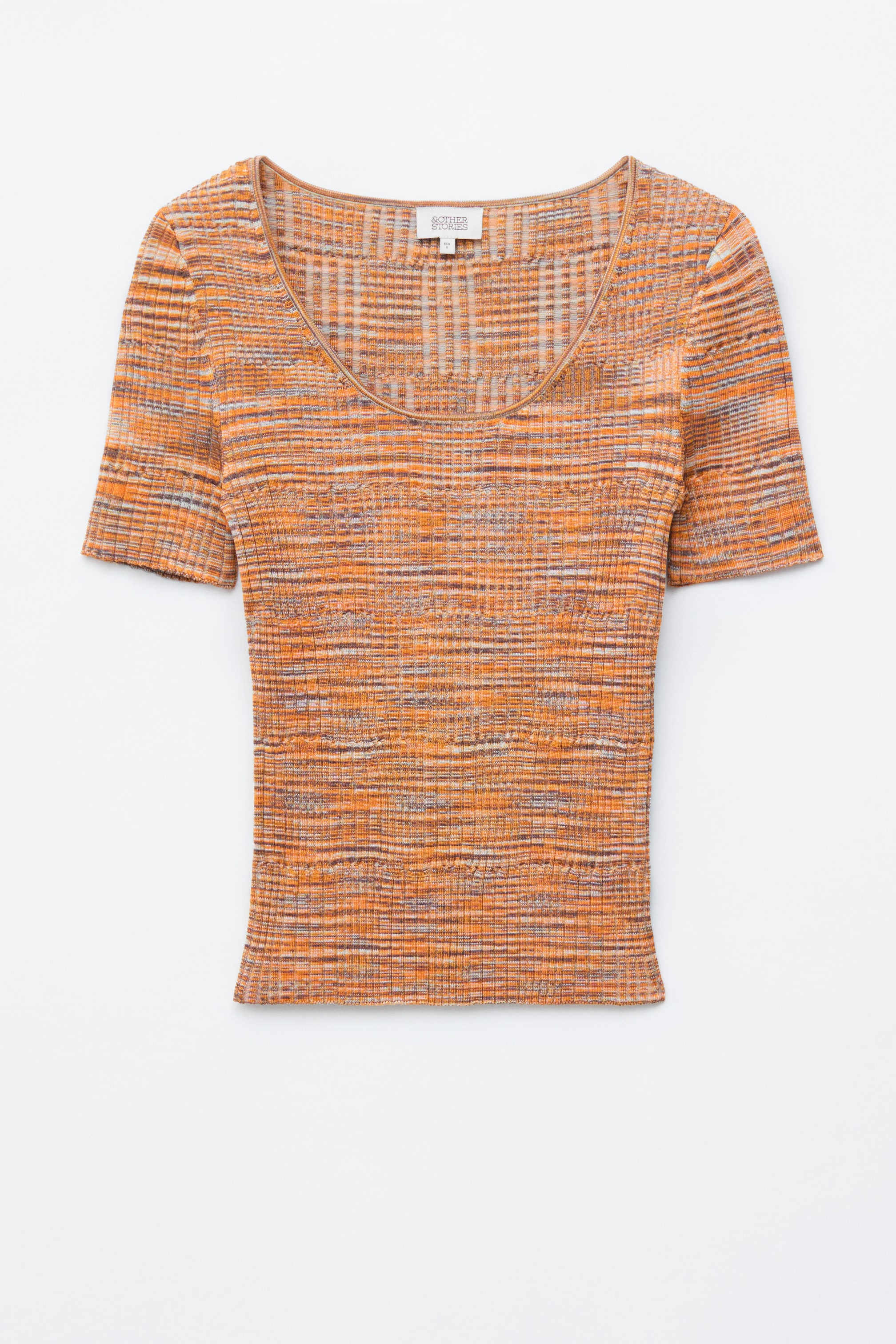 Grotere afbeelding bekijken: Het kortmouwige topje wordt van voren getoond, met een meerkleurige, fijn geribbelde breistructuur in oranje, bruine en grijze tinten. Het heeft een ronde halslijn en een nauwsluitend silhouet.