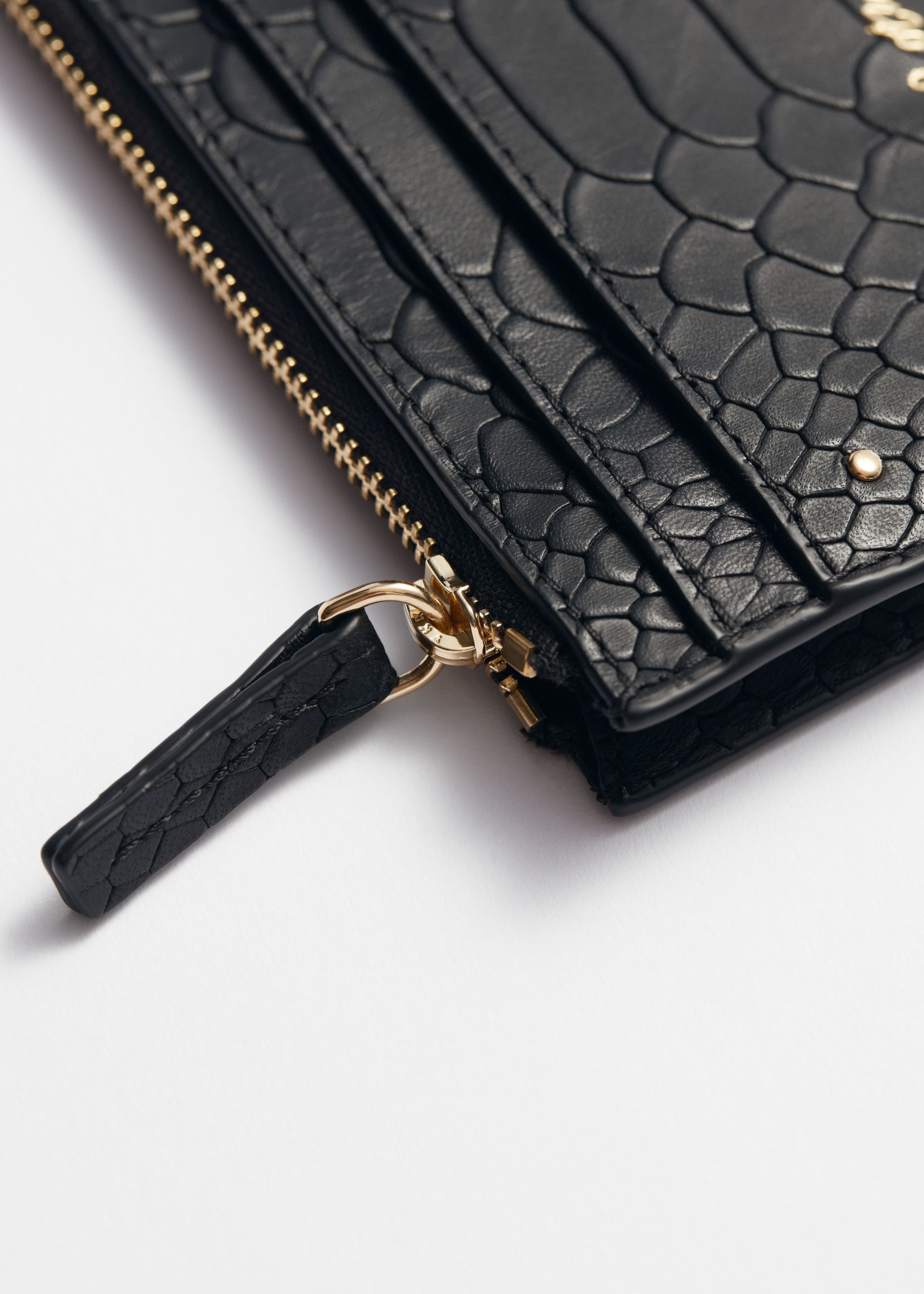 Classic Leather Cardholder - {{variantName}} - Descriptive Detail