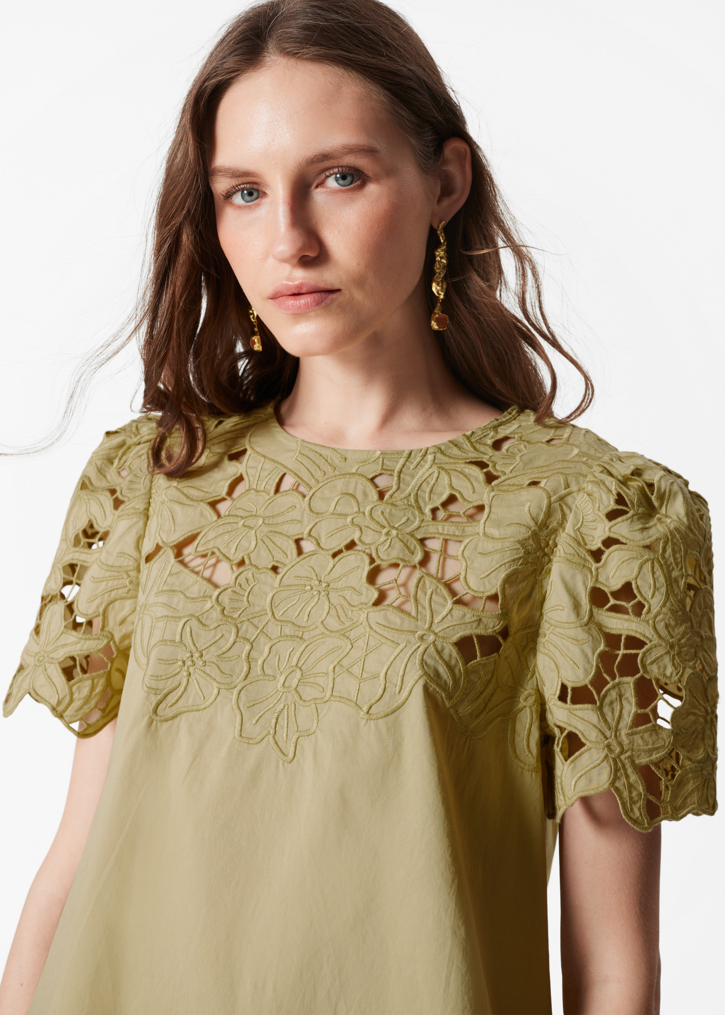 Image of Blusa de manga corta con bordado floral