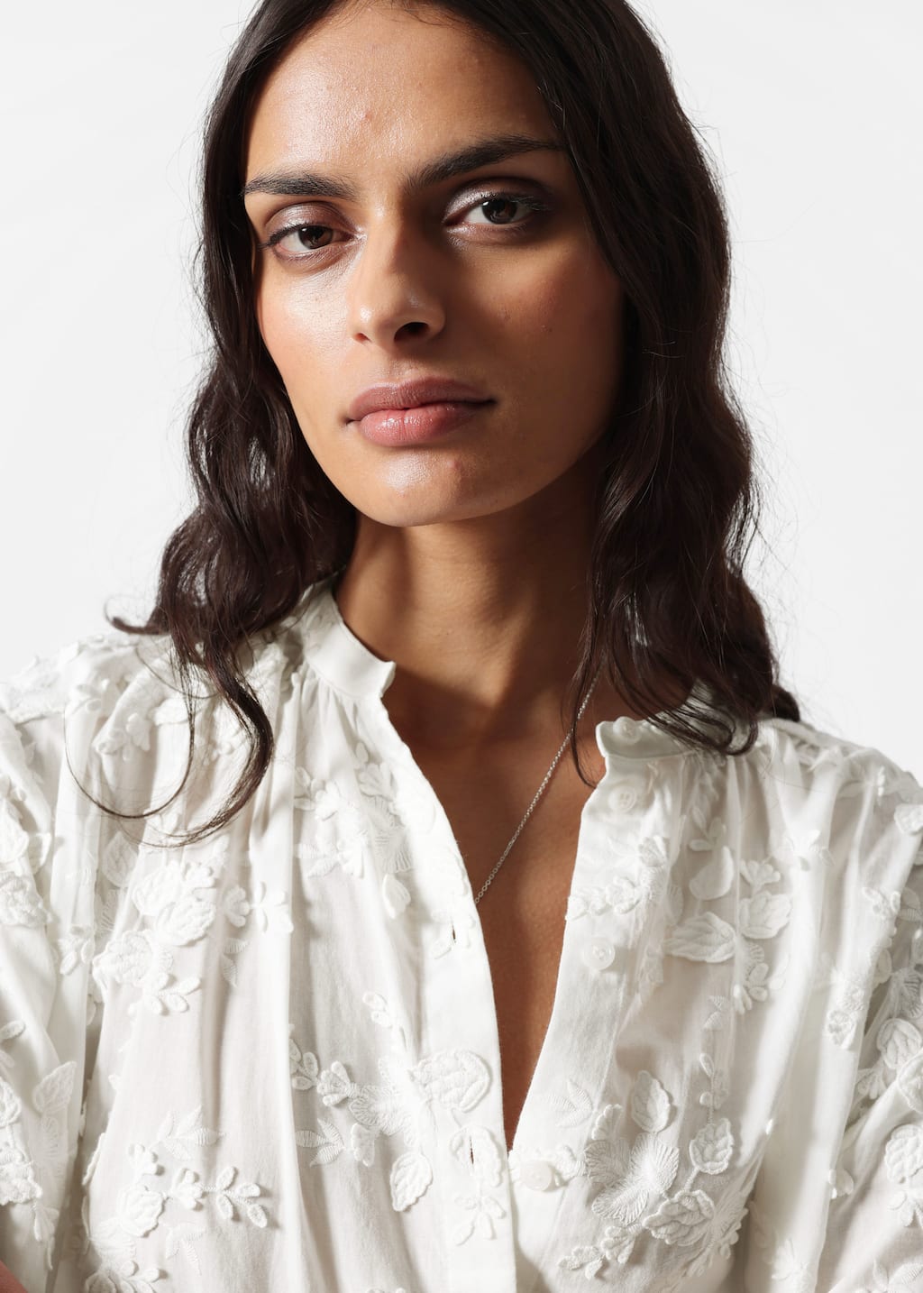 Image of Blusa voluminosa con apliques florales