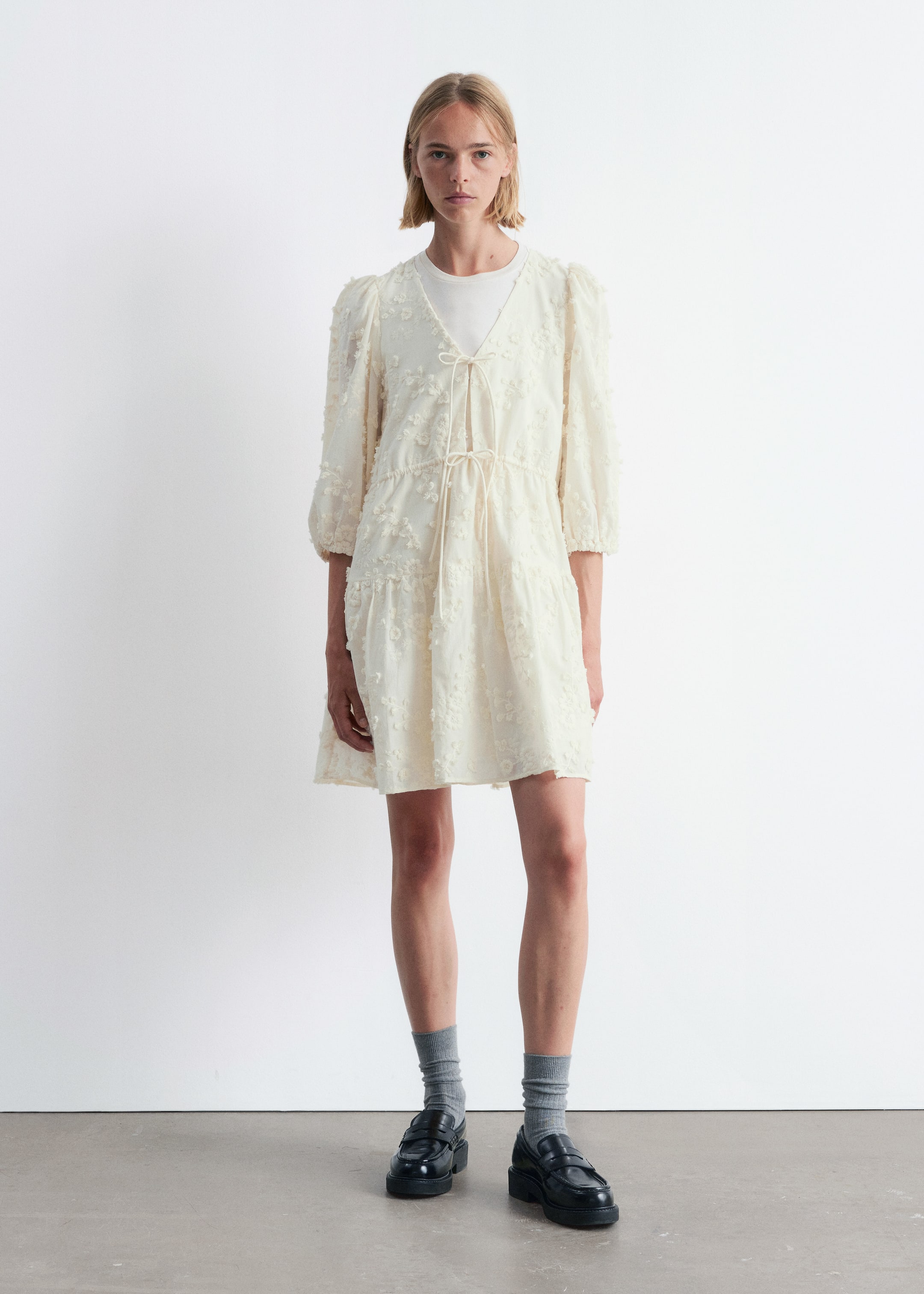 Visa större bild: Miniklänning med brodyr - Crèmevit - DAM | H&M SE 4