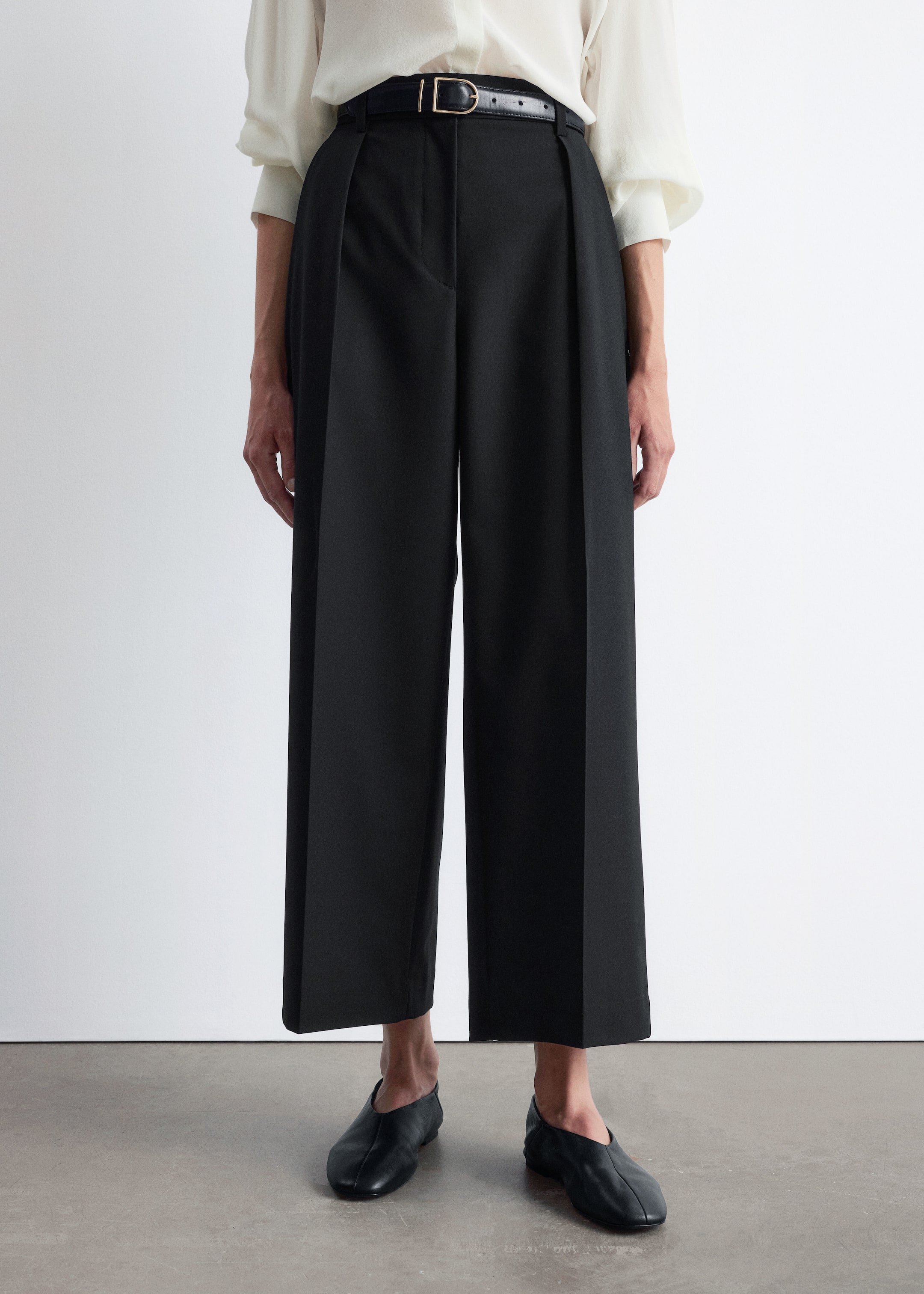 Ver imagen más grande: Pantalones con pliegues marcados entallados - Negro - MUJER | H&M ES 2
