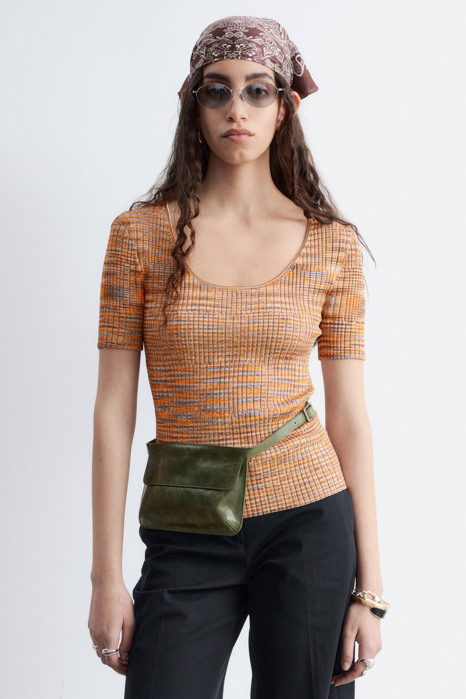 Ribbad topp med djup halsringning - Gyllenbrun/melerad - 1