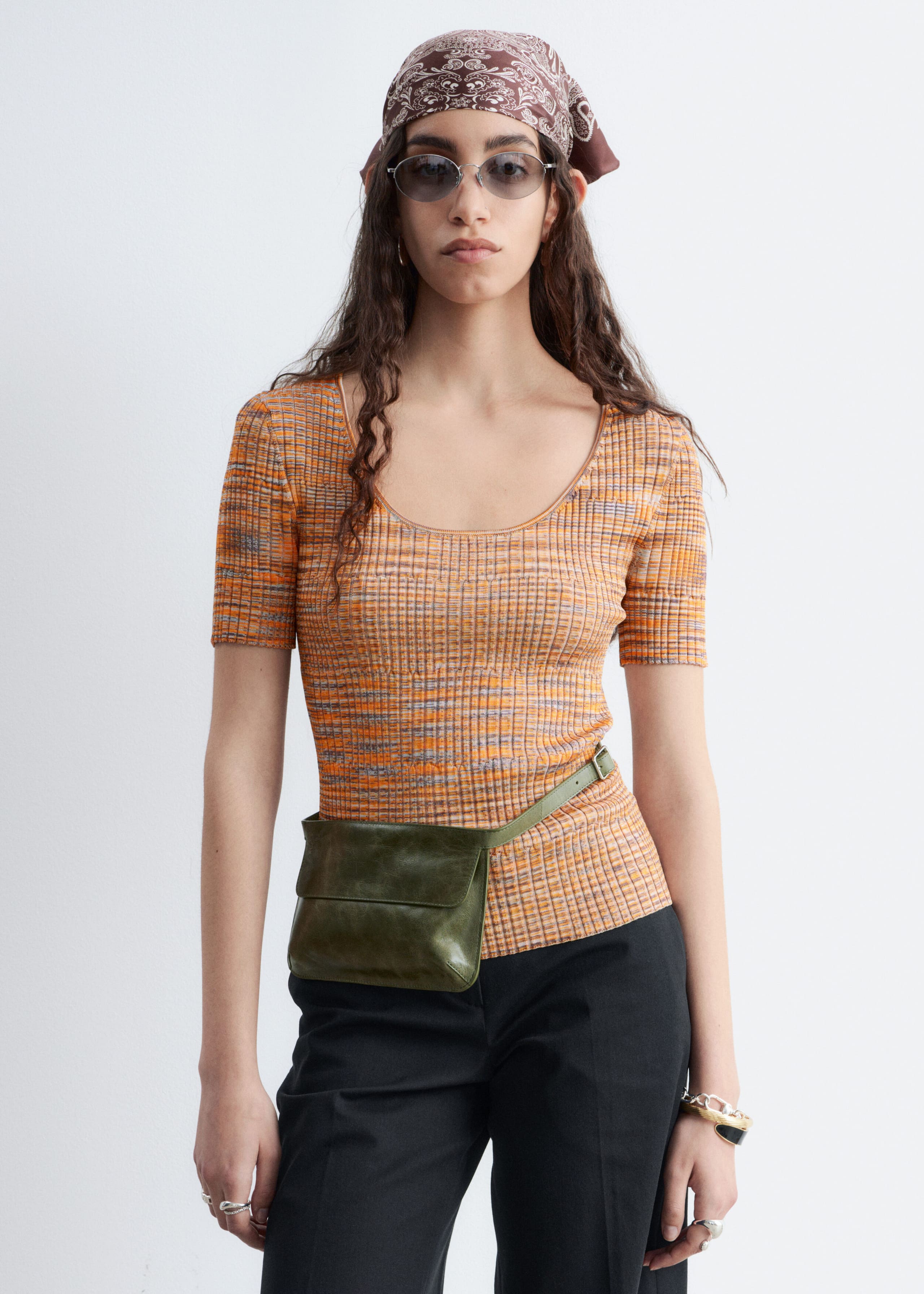 Image of Geripptes Oberteil mit tiefem Ausschnitt