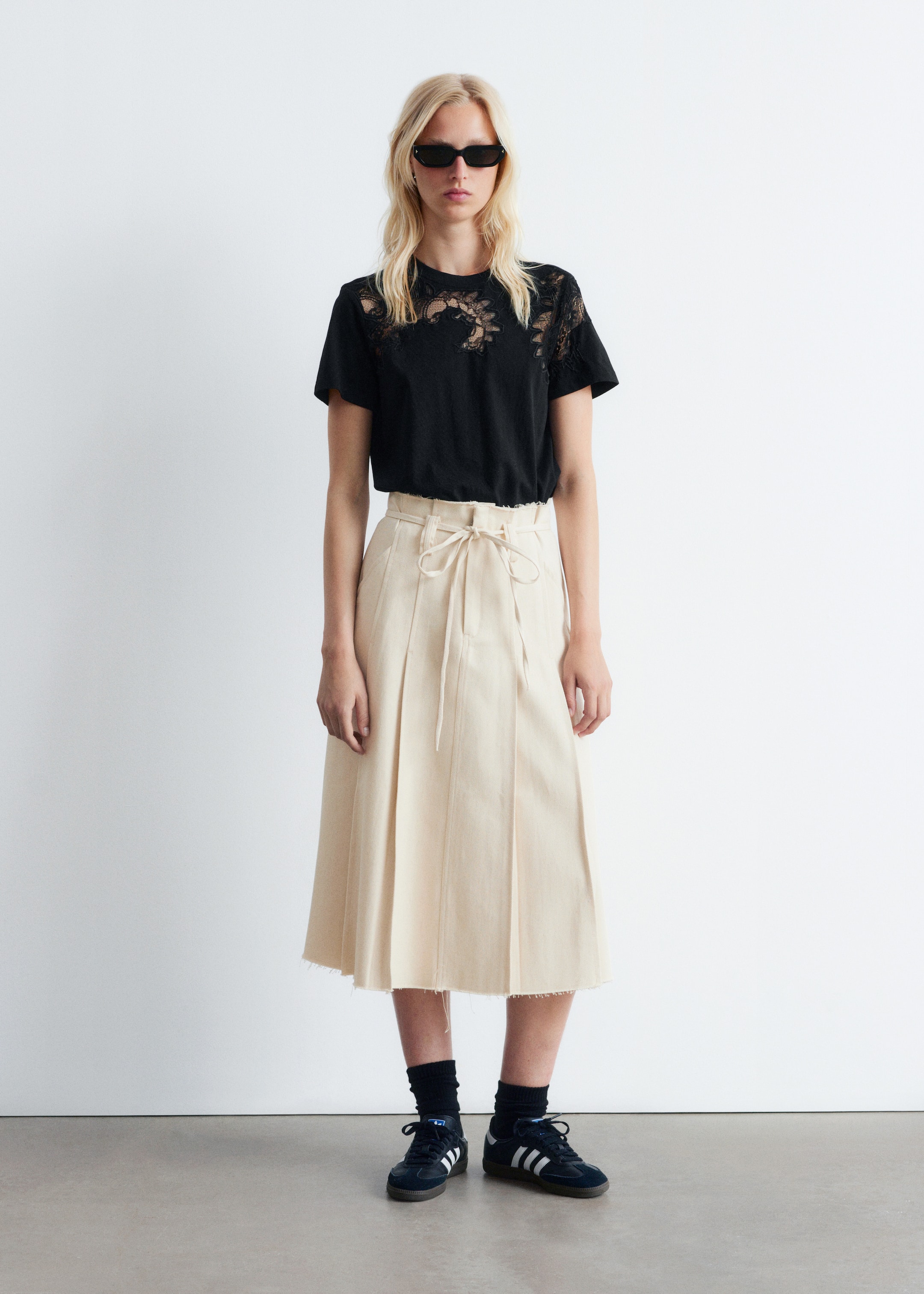 Grotere afbeelding bekijken: T-shirt met kantborduursel - Black - DAMES | H&M BE 2