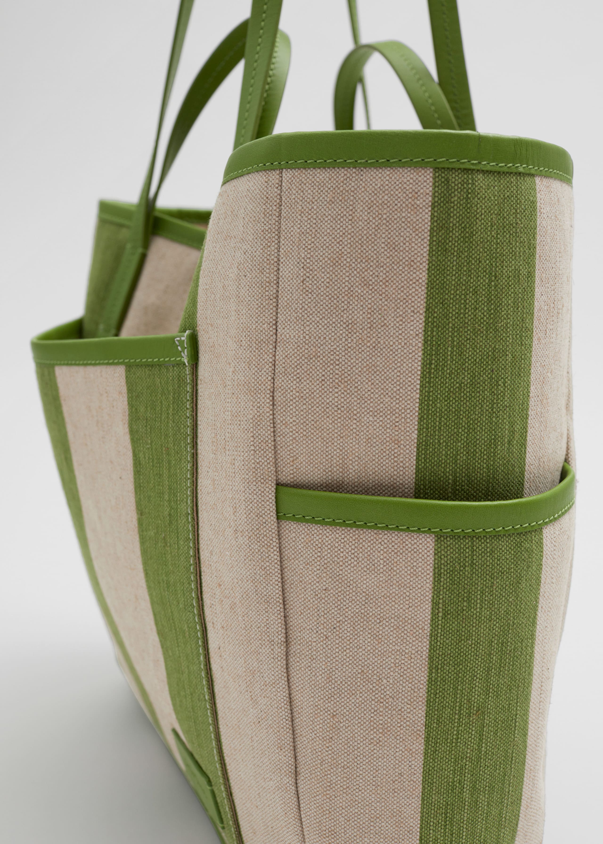 Large Leather Trimmed Canvas Tote - {{variantName}} - Descrizione dettagliata