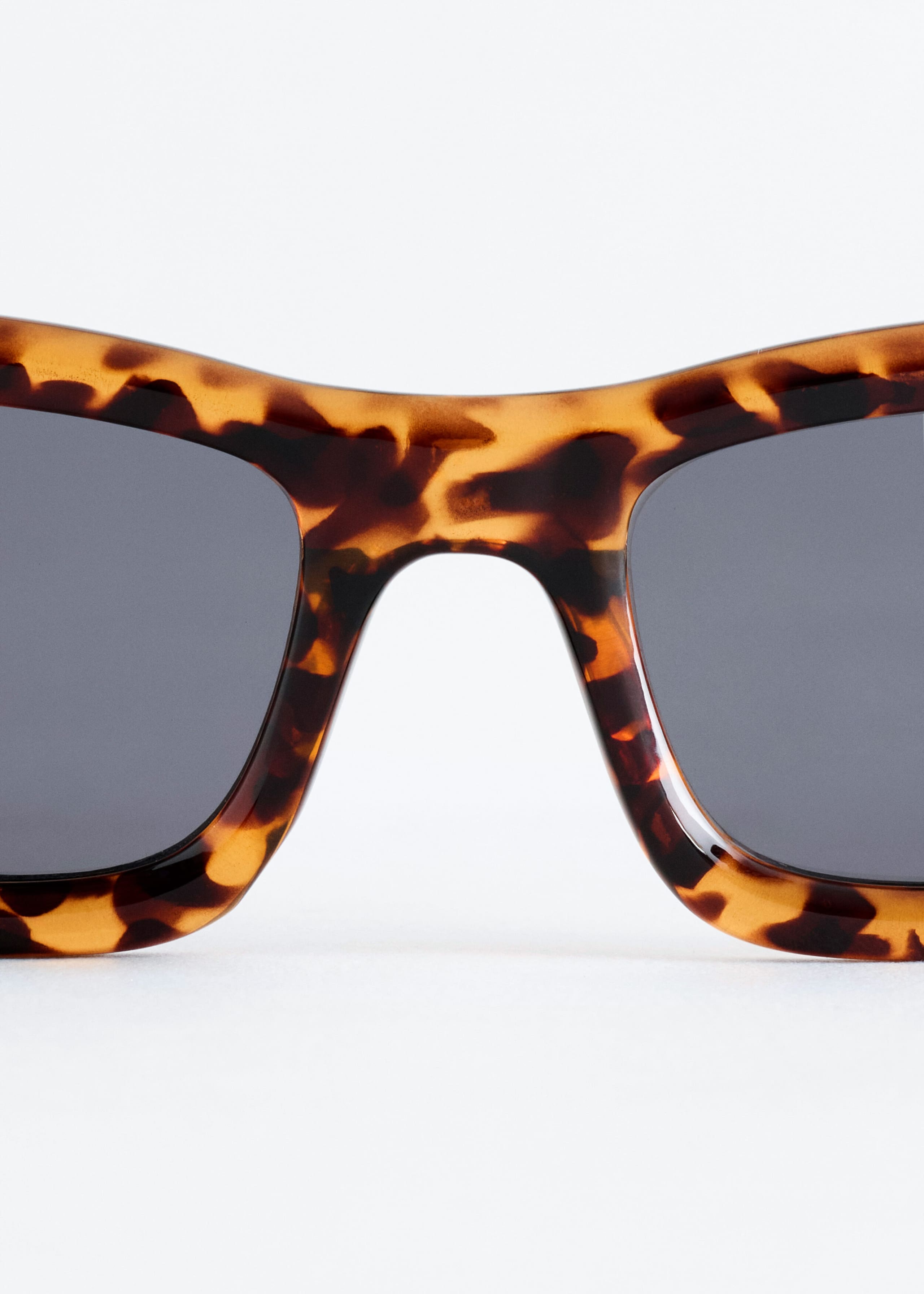 Oval Sunglasses - {{variantName}} - Descriptive Detail