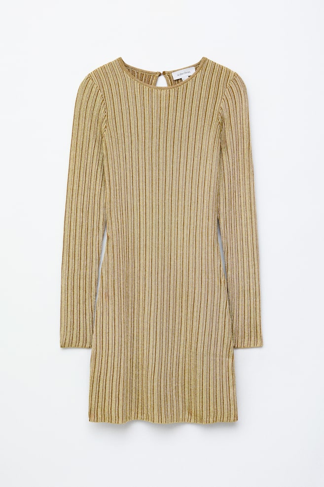 Un minivestido se presenta DE FRENTE con un tejido de punto acanalado en tono dorado entretejido con fibras metálicas, un corte ajustado, un cuello redondo y mangas largas. - 1