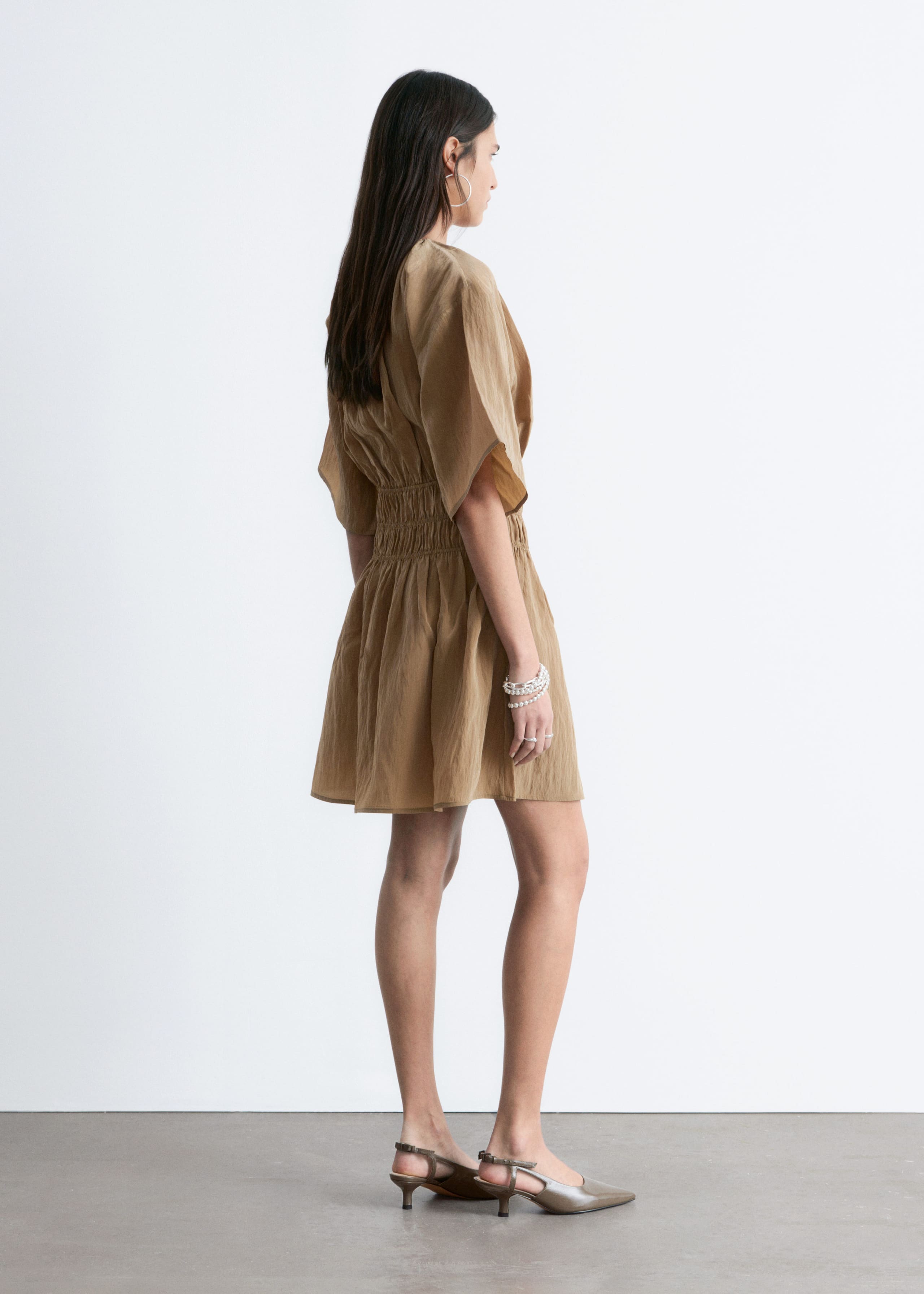 Image of Robe courte froncée à manches courtes