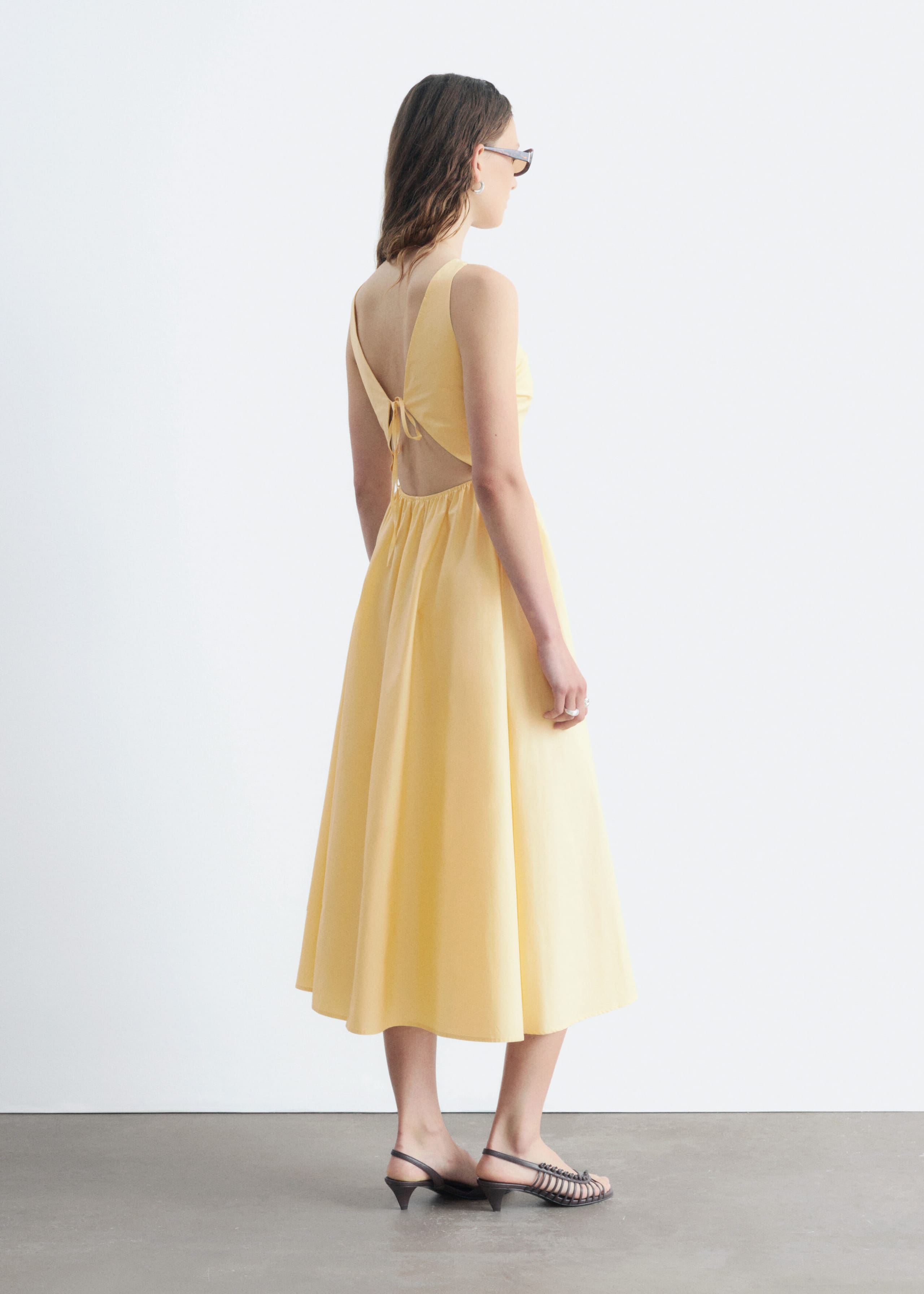 Midikleid mit Bindedetail hinten - Gelb - Stillleben