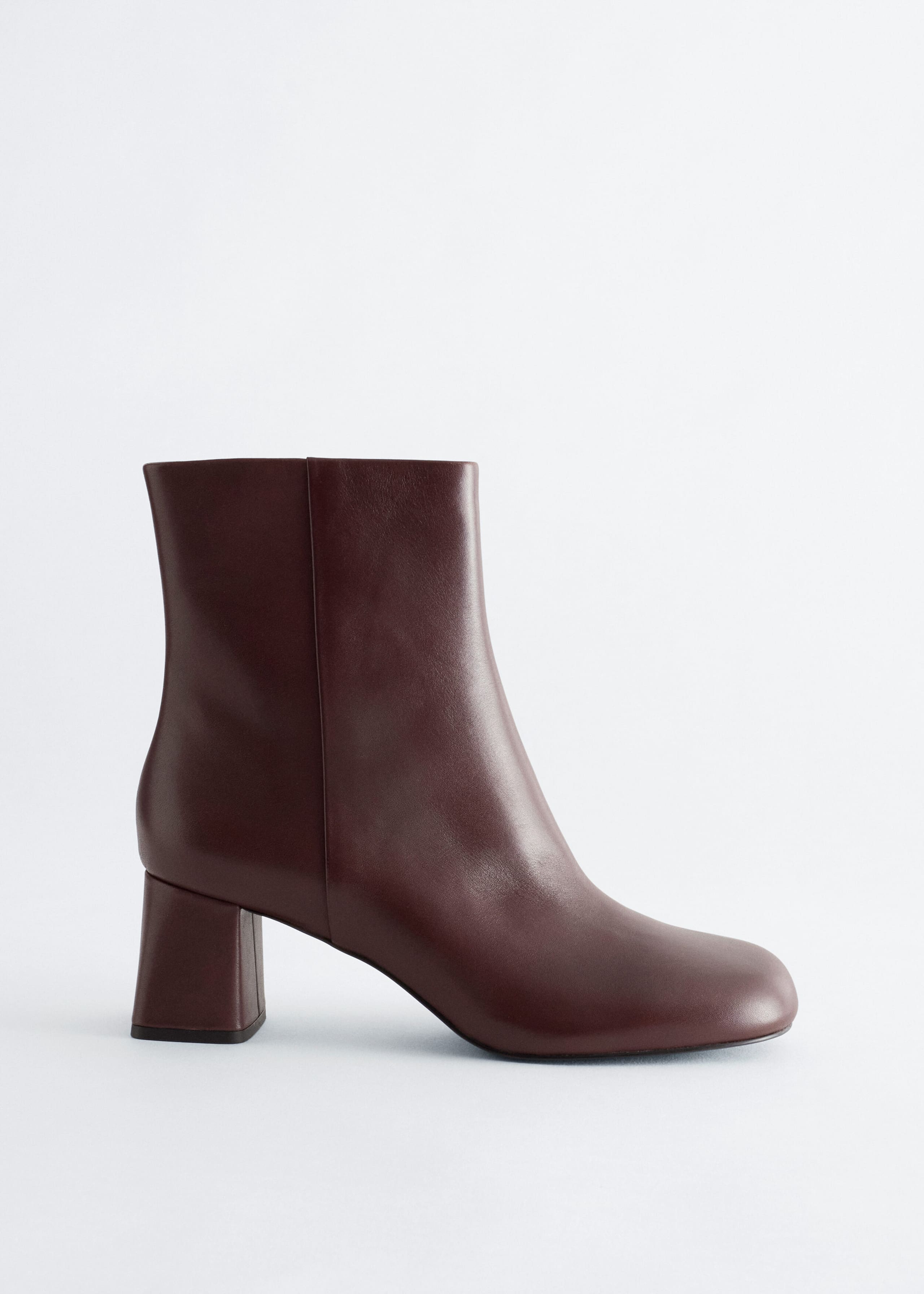 Stiefeletten aus Leder - Dunkelrot - Stillleben