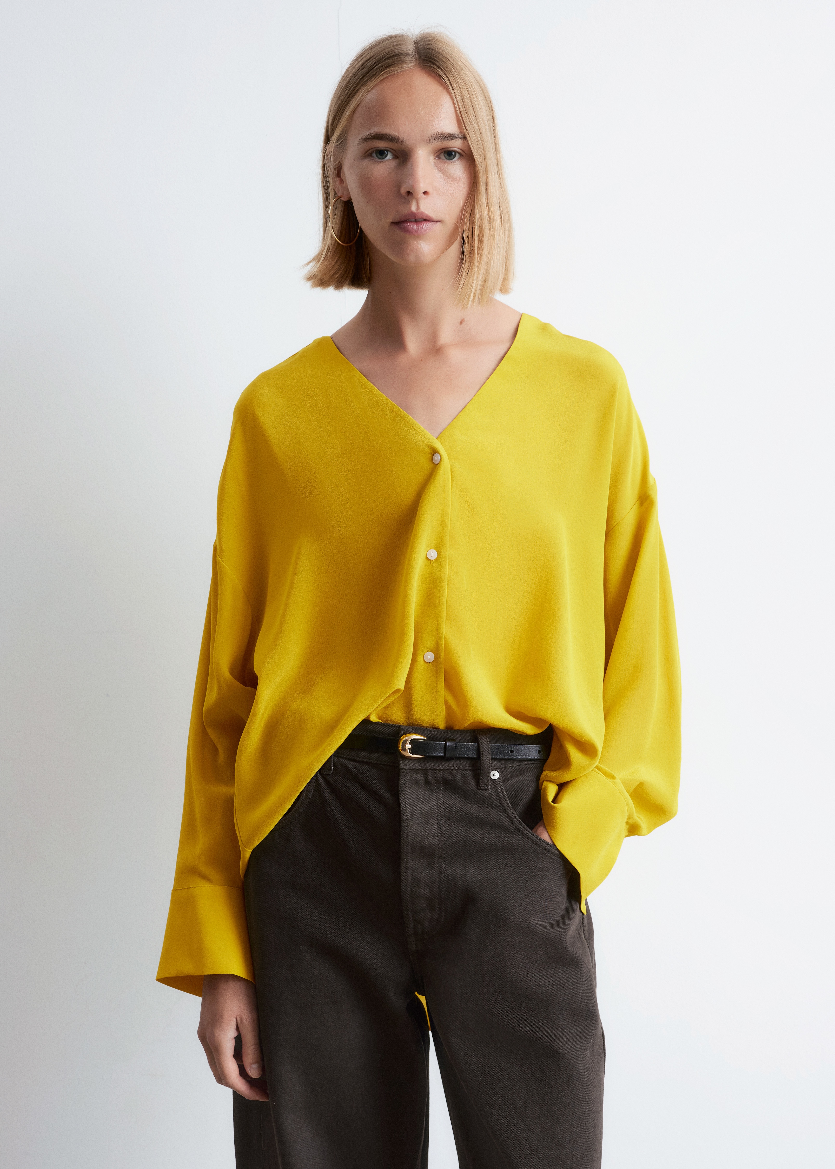 Camicetta oversize in seta con scollo a V - Giallo brillante