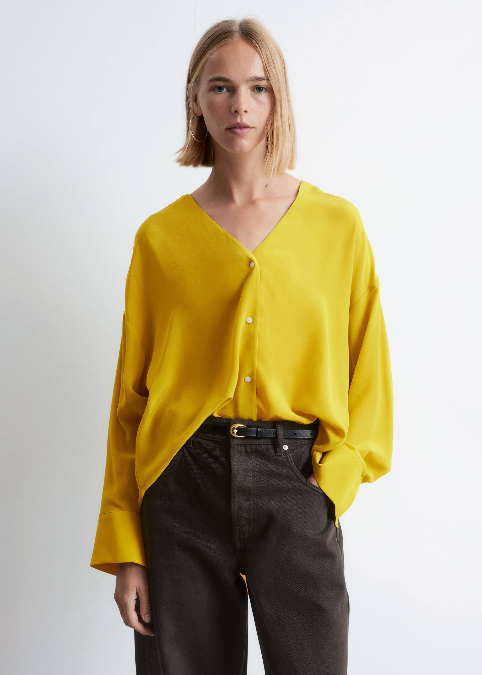 Oversized zijden blouse met V-hals - Heldergeel