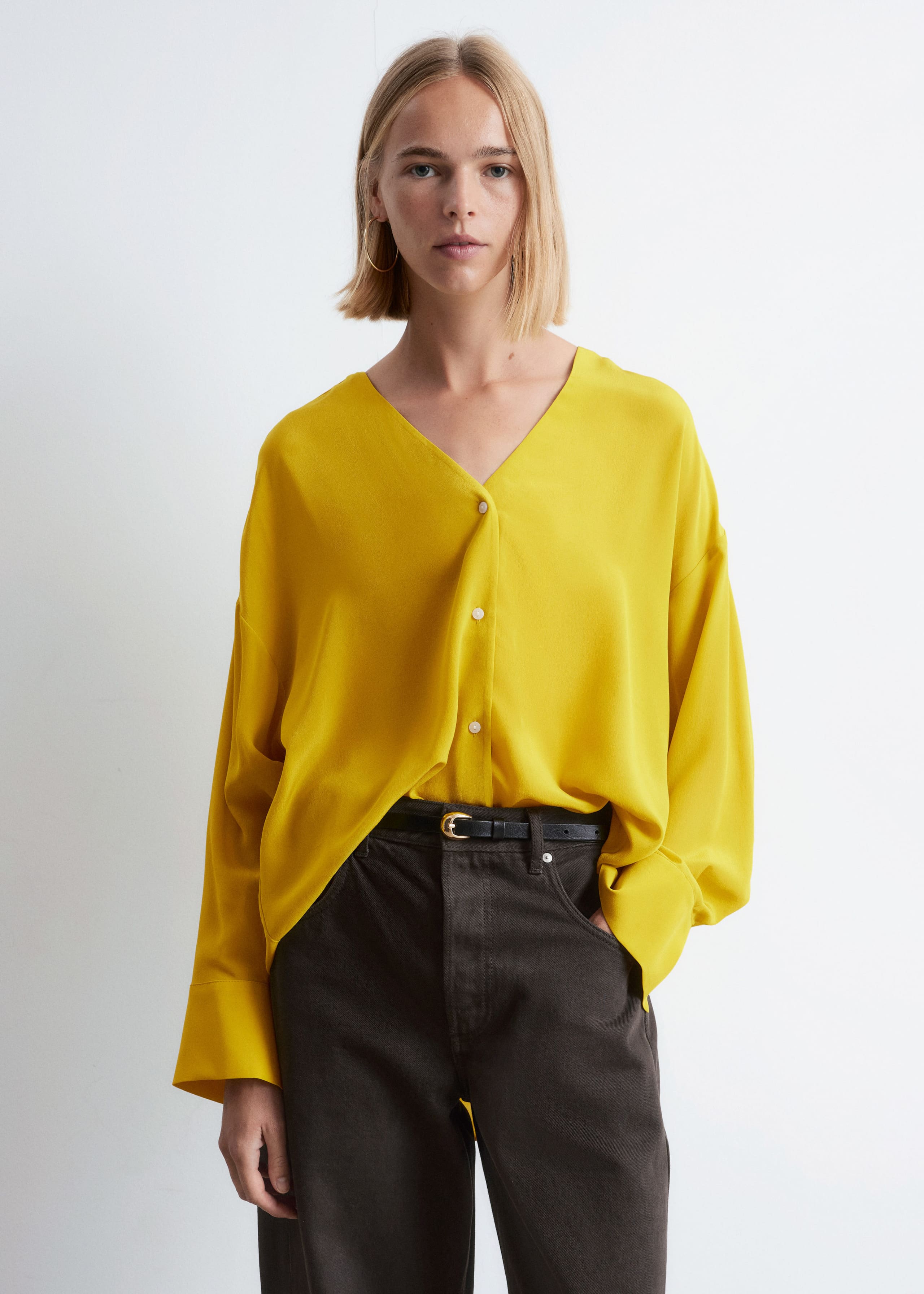 Image of Oversized-Seidenbluse mit V-Ausschnitt