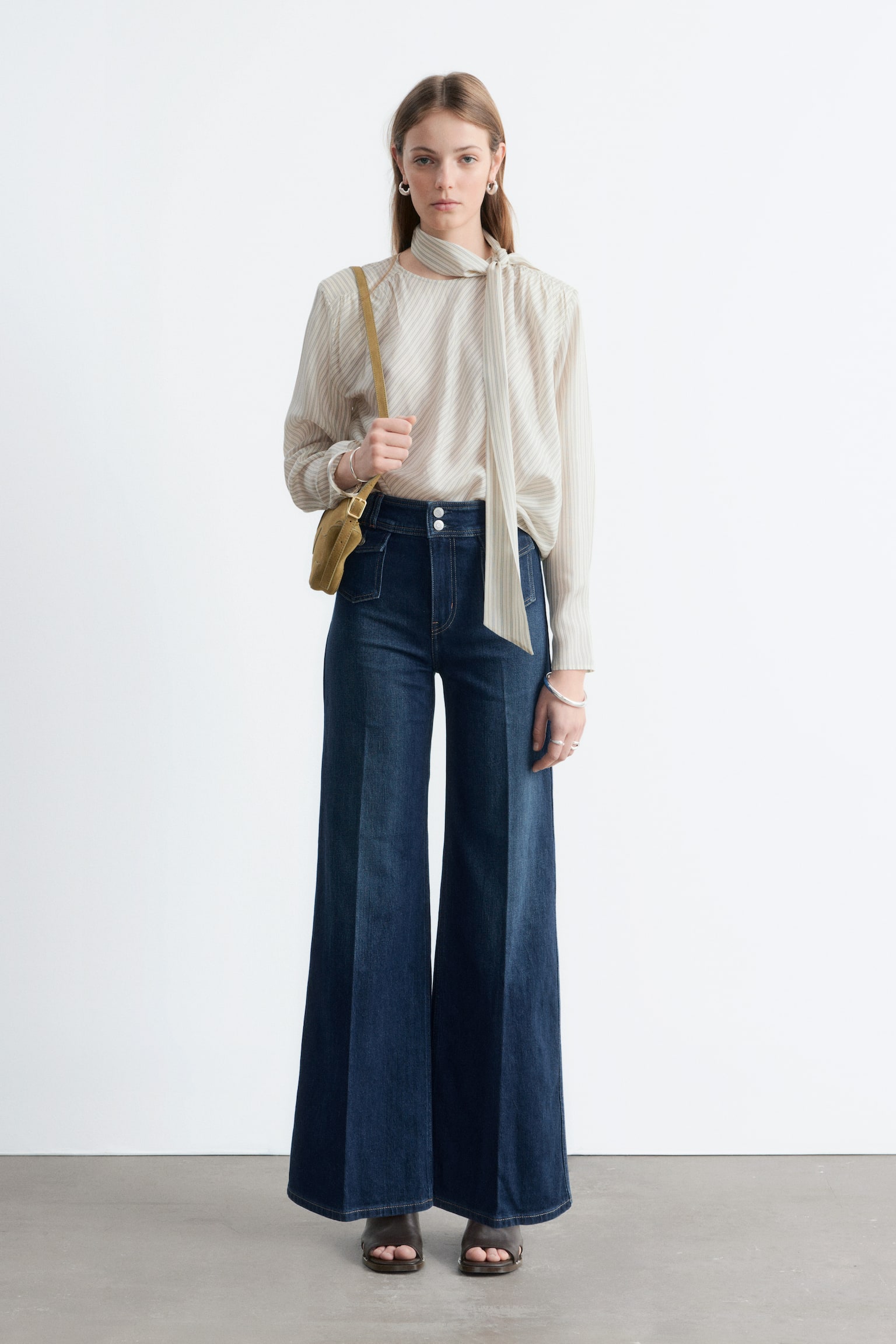 Vaqueros acampanados con pliegues marcados - Azul medio lavado/Negro - 1