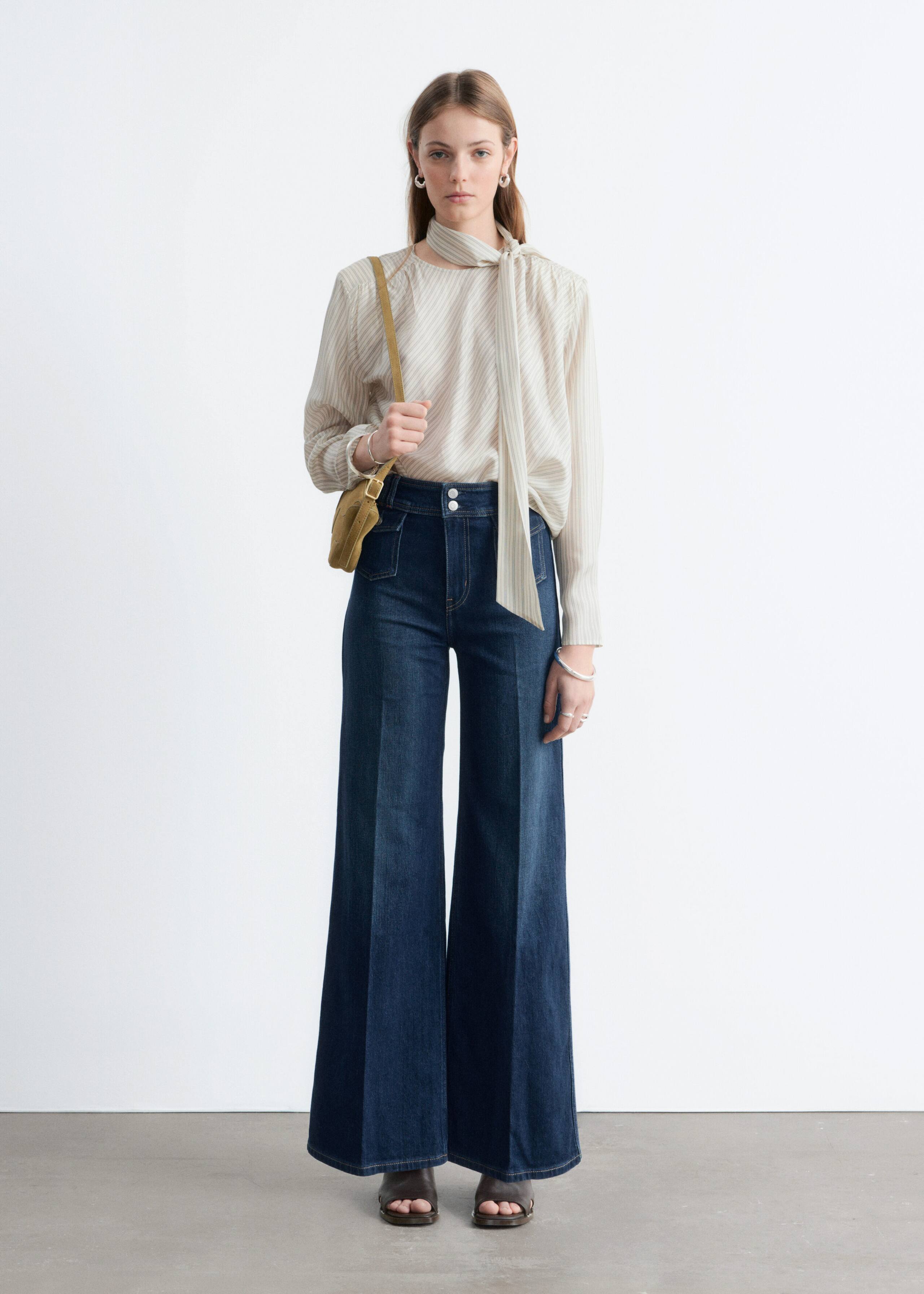 Image of Ausgestellte Jeans mit Bügelfalten