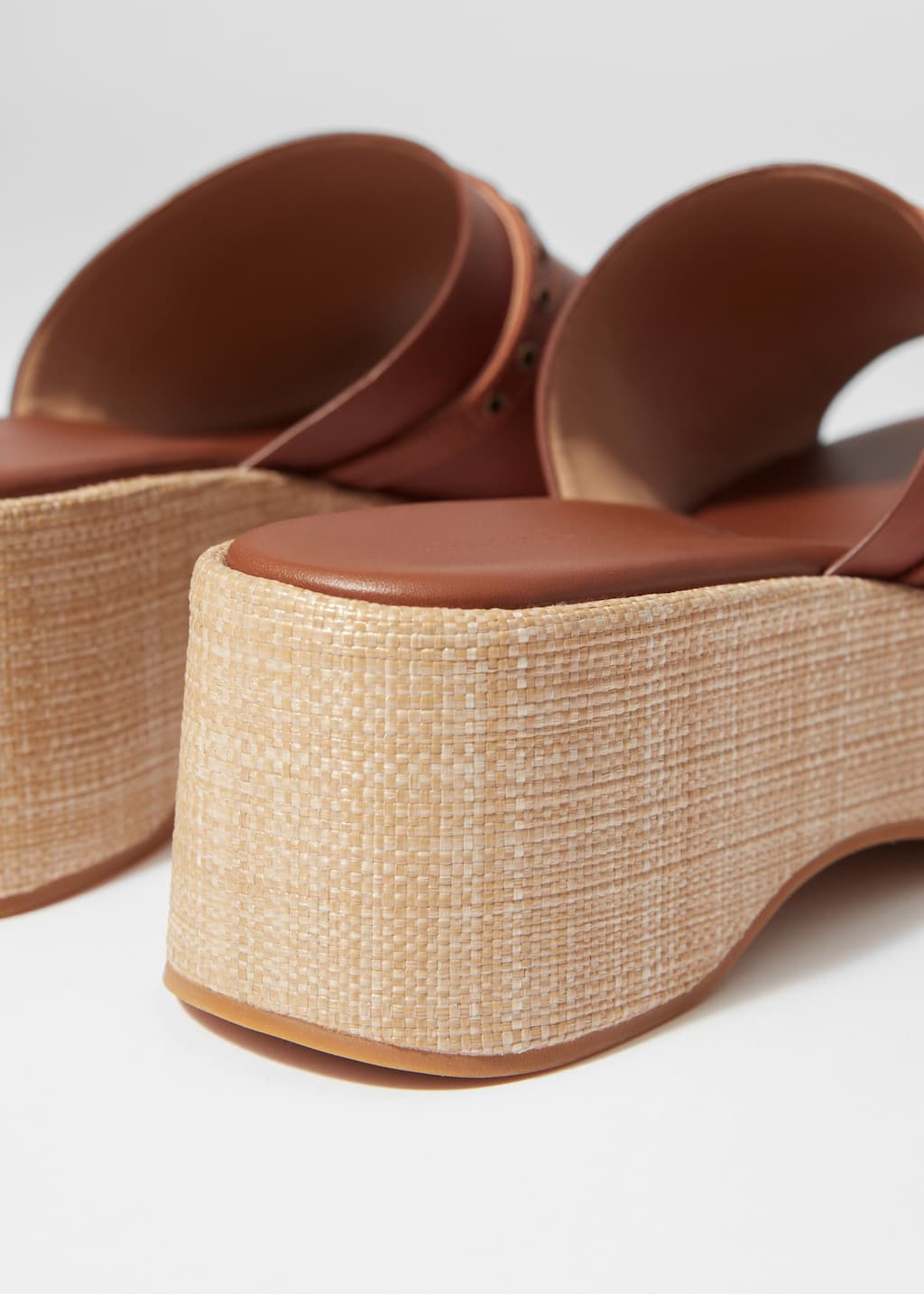 Mules in pelle scamosciata con plateau - {{variantName}} - Descrizione dettagliata