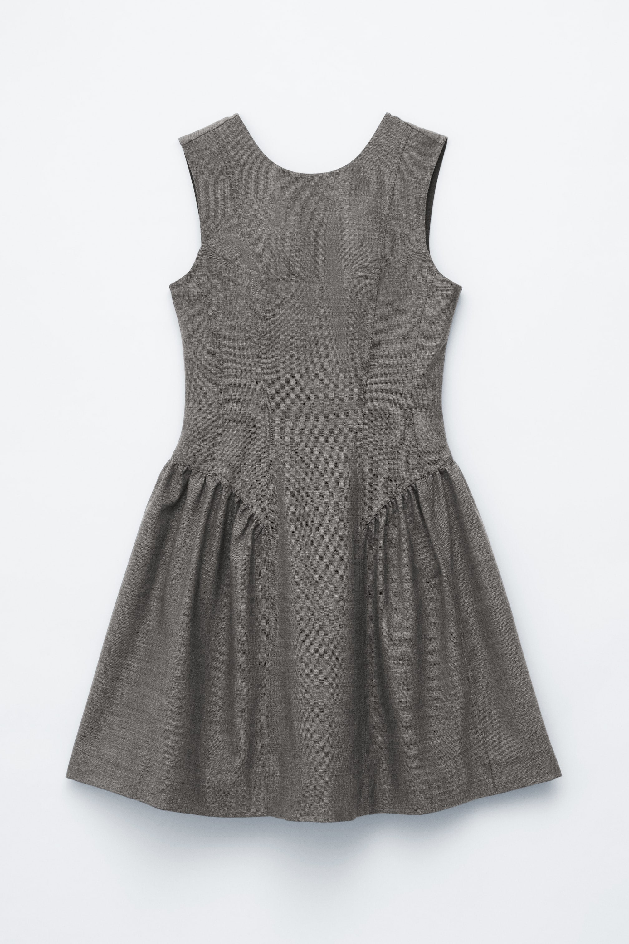 Vezi imaginea mai mare: O rochie gri fără mâneci prezintă o vedere din spate. Rochia are un decolteu adânc la spate și un corset mulat cu cusături verticale de modelare. Fusta evazată se adună la talie, creând pliuri moi care se extind în jos.