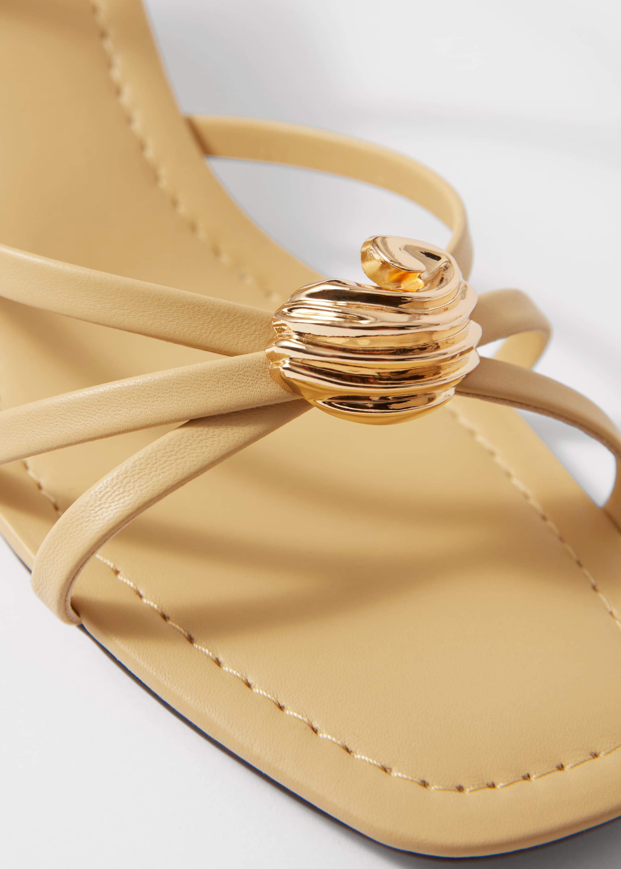 Grösseres Bild ansehen: Verzierte Ledersandalen mit Absatz - Buttergelb - DAMEN | H&M CH 5