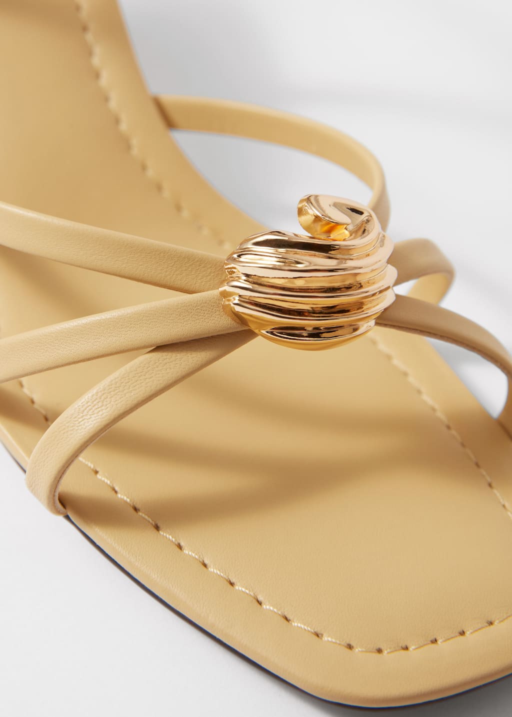 Sandalias de piel con tacón adornado - {{variantName}} - Detalle descriptivo