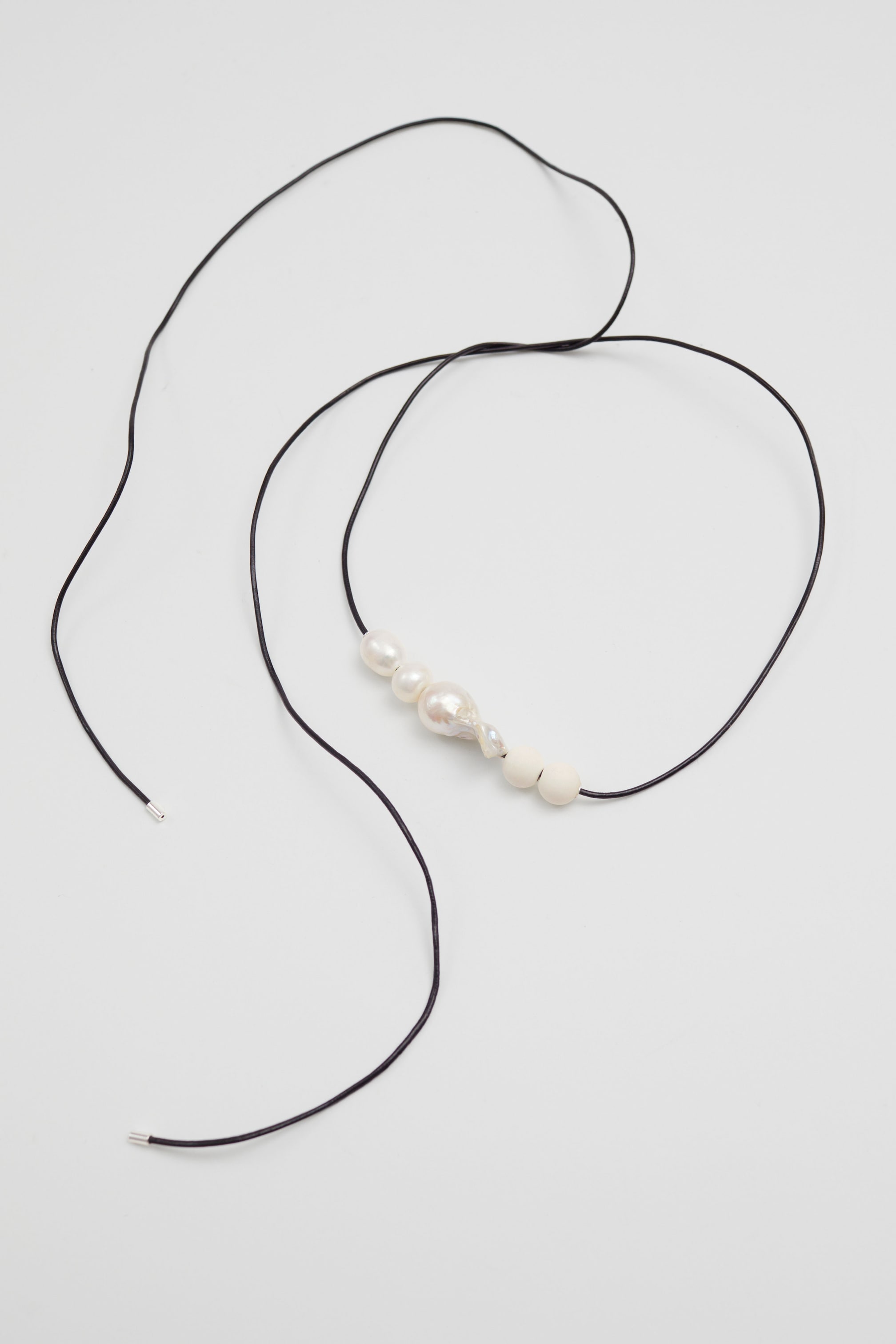 Visa större bild: Halsband med sötvattenspärlor - Svart - DAM | H&M SE 1