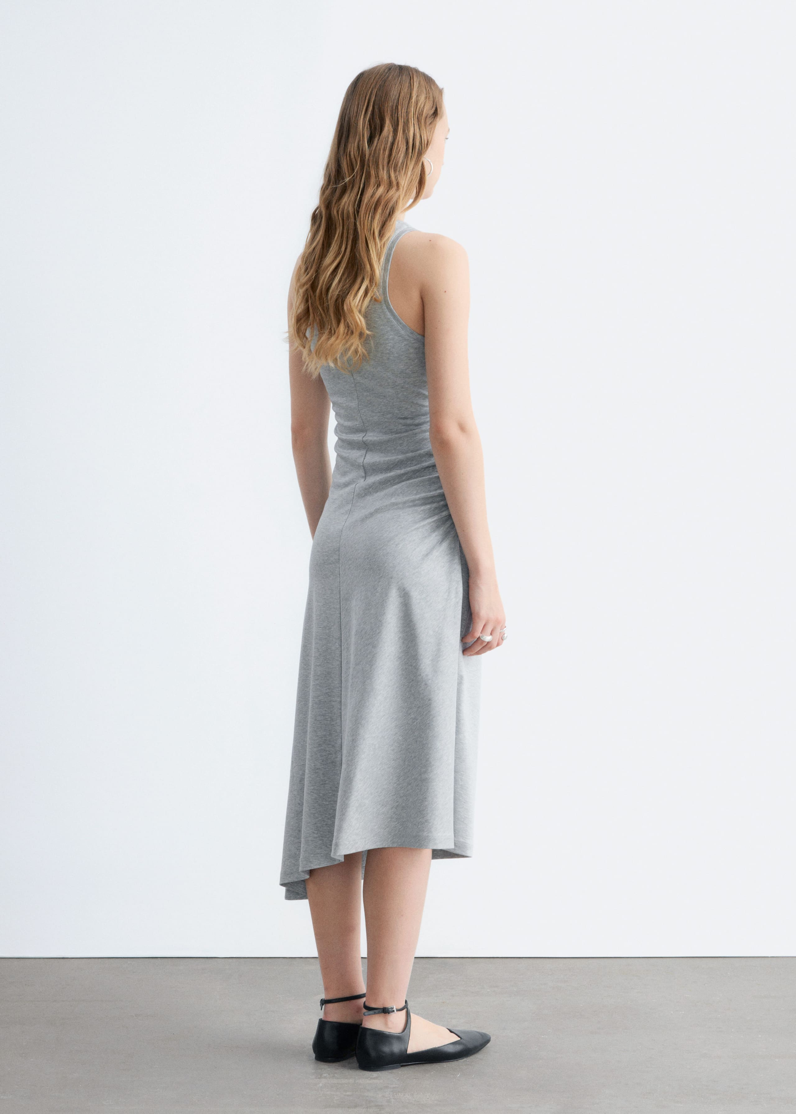 Marszczona asymetryczna sukienka midi – Ciemnobrązowy – Lookbook