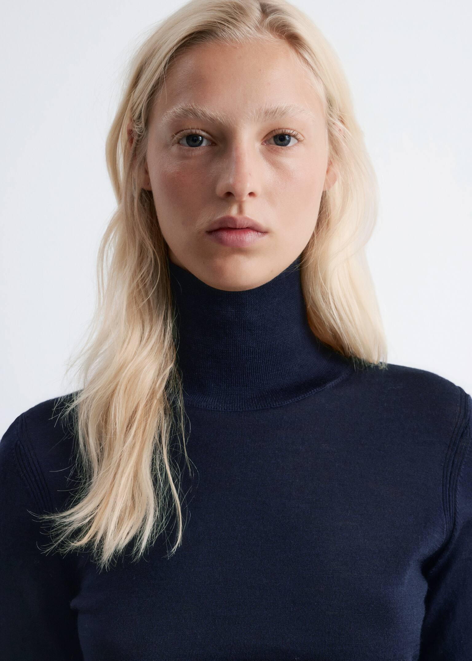 Rollkragenpullover aus fein gestrickter Wolle - Dunkelblau/Dunkelbraun/Helllila/Gelb - 5