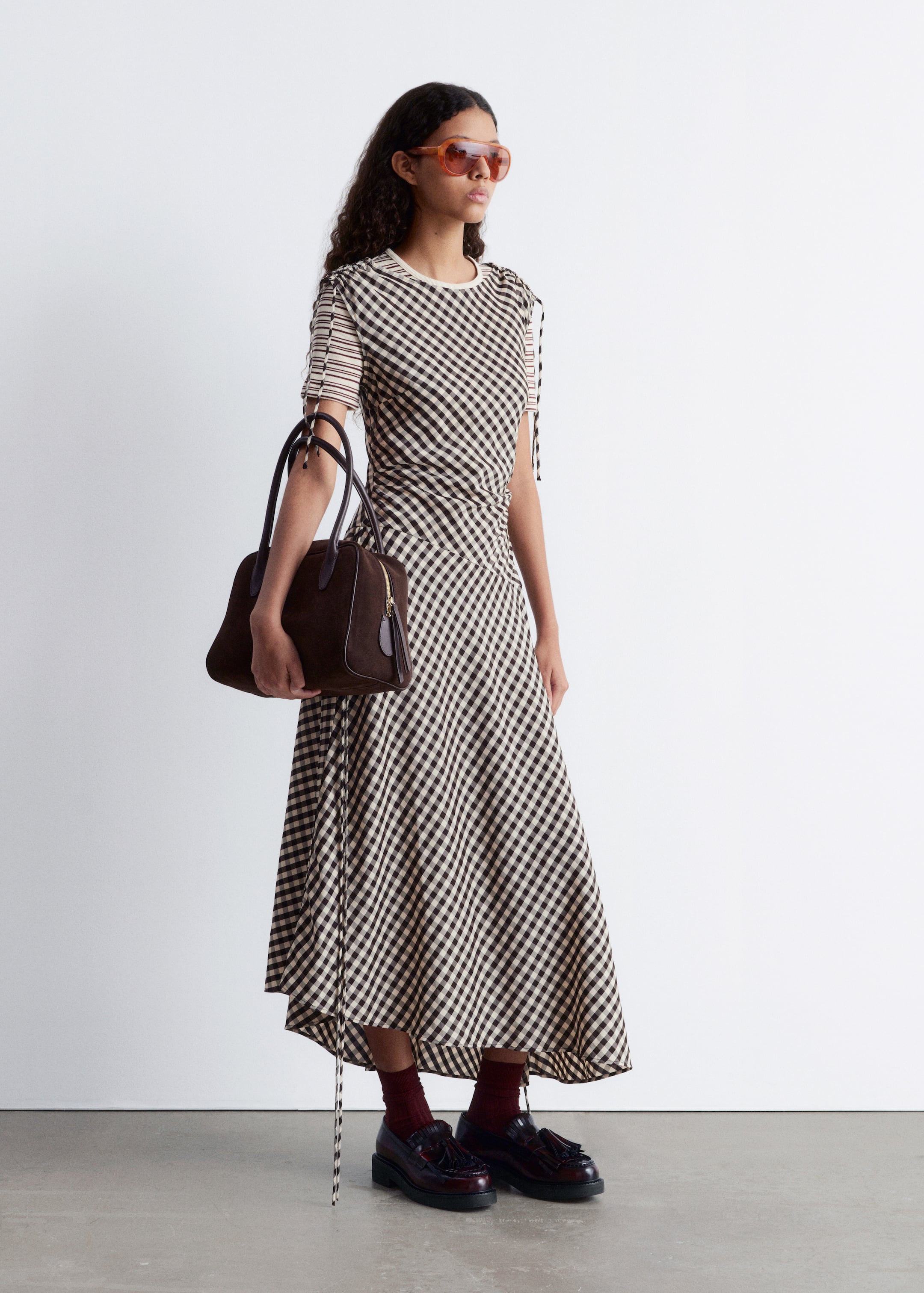 Grotere afbeelding bekijken: Asymmetrische midi-jurk met boothals - Donkerbruin/wit - DAMES | H&M NL 1