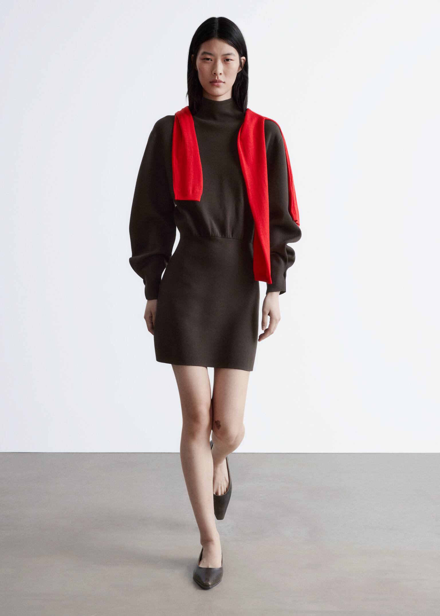 Knitted Mock-Neck Mini Dress - חום כהה - 4