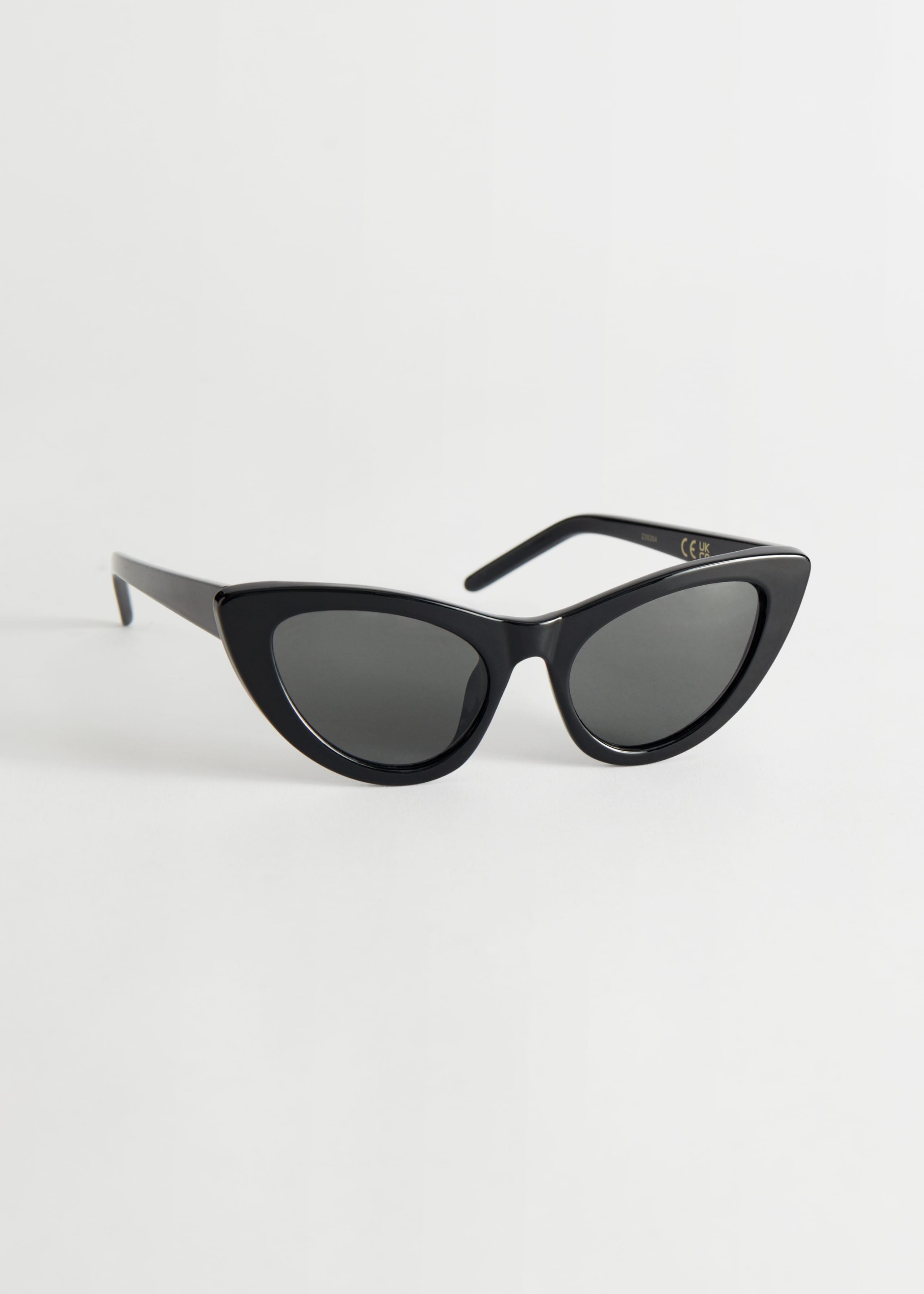 Classic Cat Eye Sunglasses - Black - Natura morta